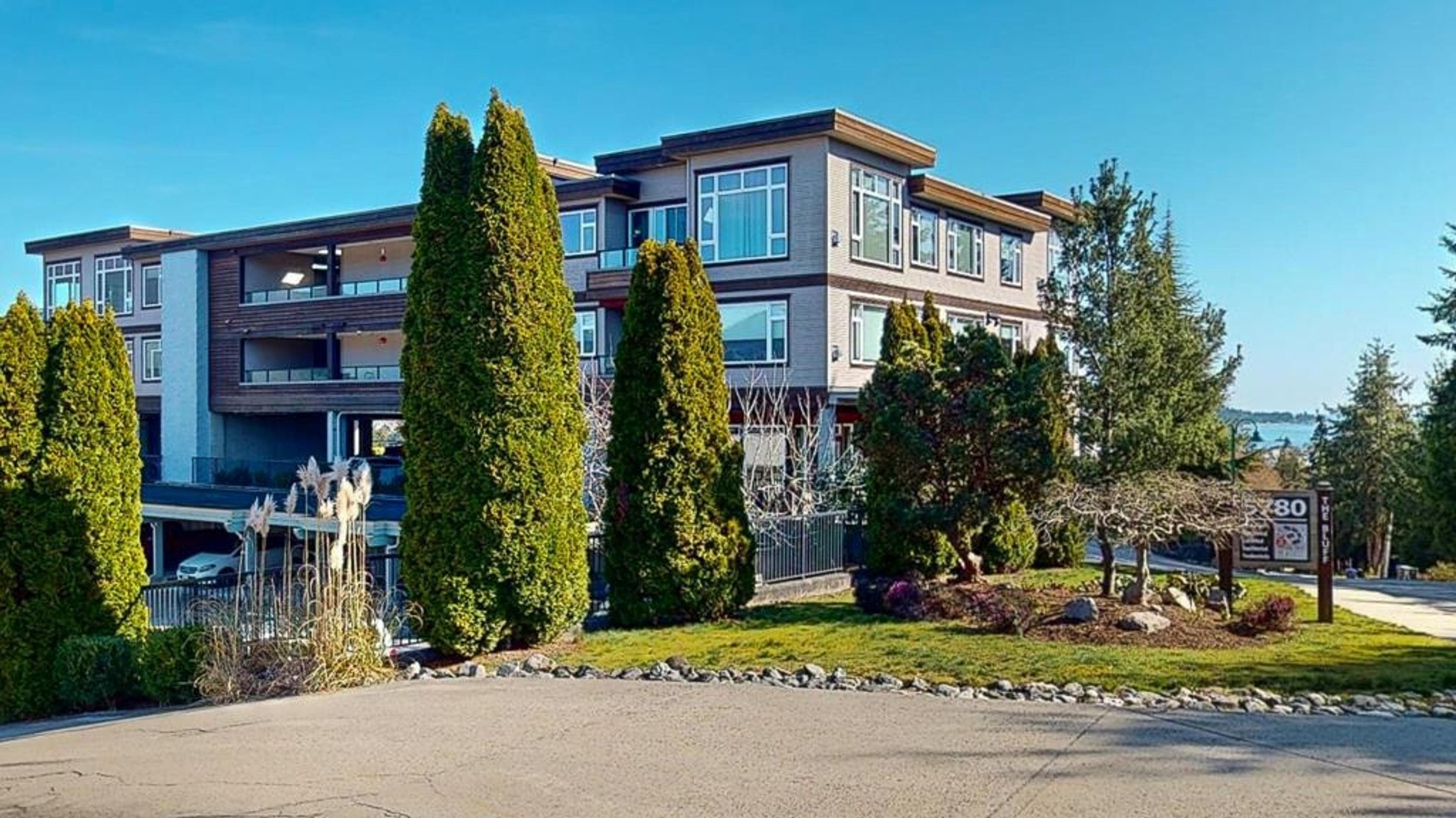 5780 Trail Avenue, Sechelt - Exteriors - Photo 2