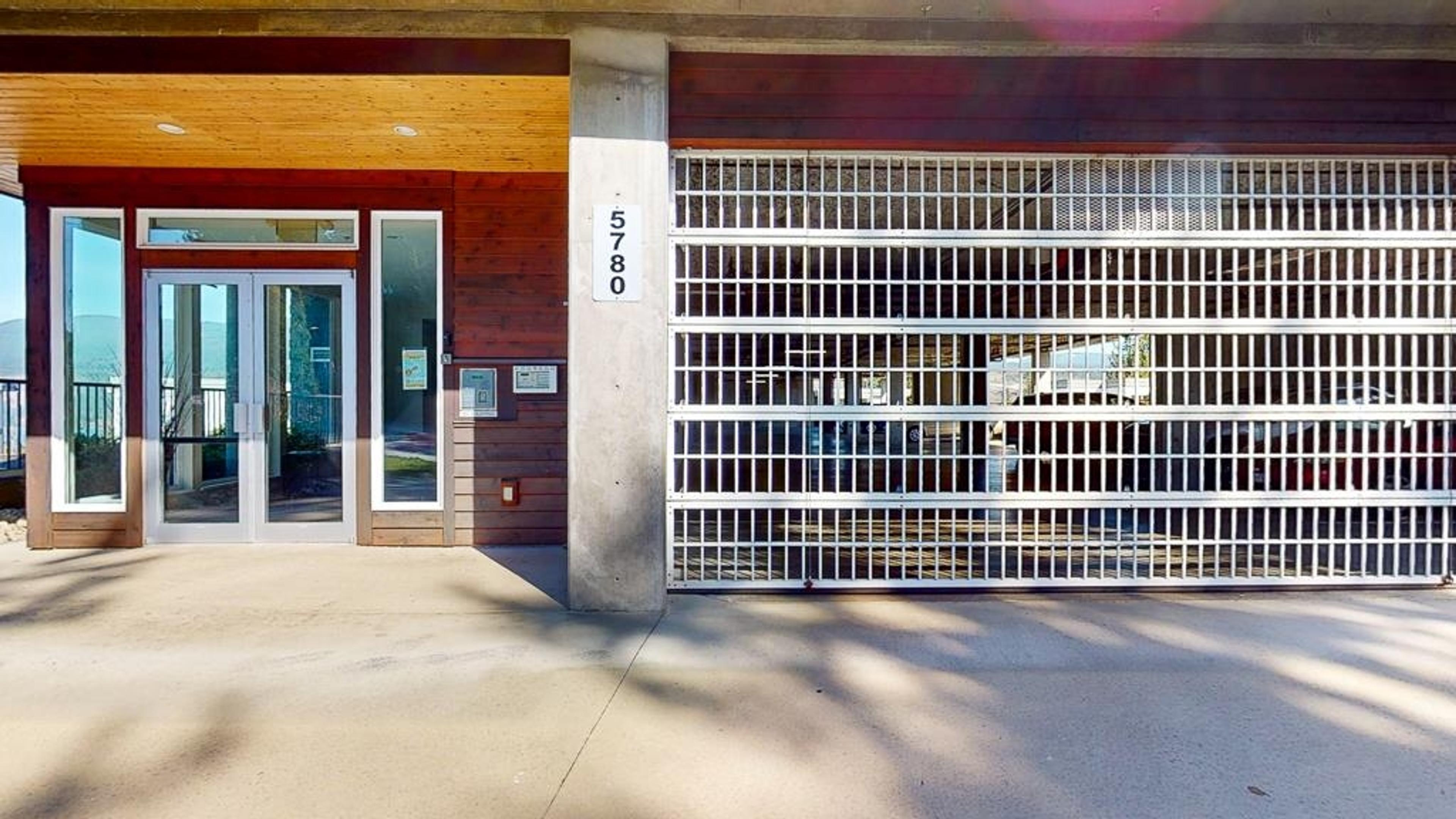 5780 Trail Avenue, Sechelt - Exteriors - Photo 3