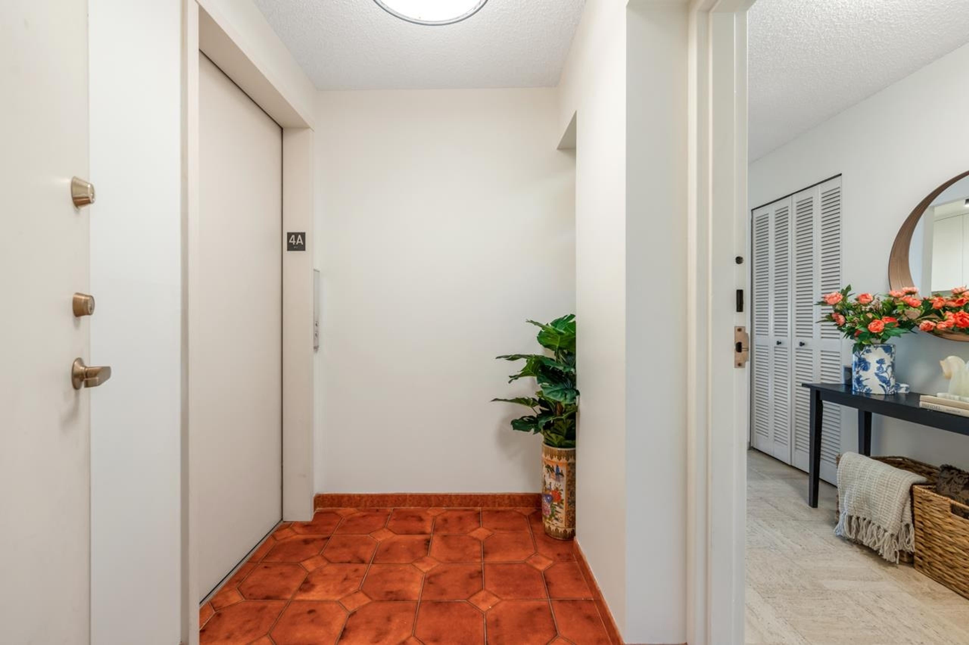 1568 W 12th Avenue, Vancouver - Common Areas - Lobbies / Hallways / Foyers - Photo 1