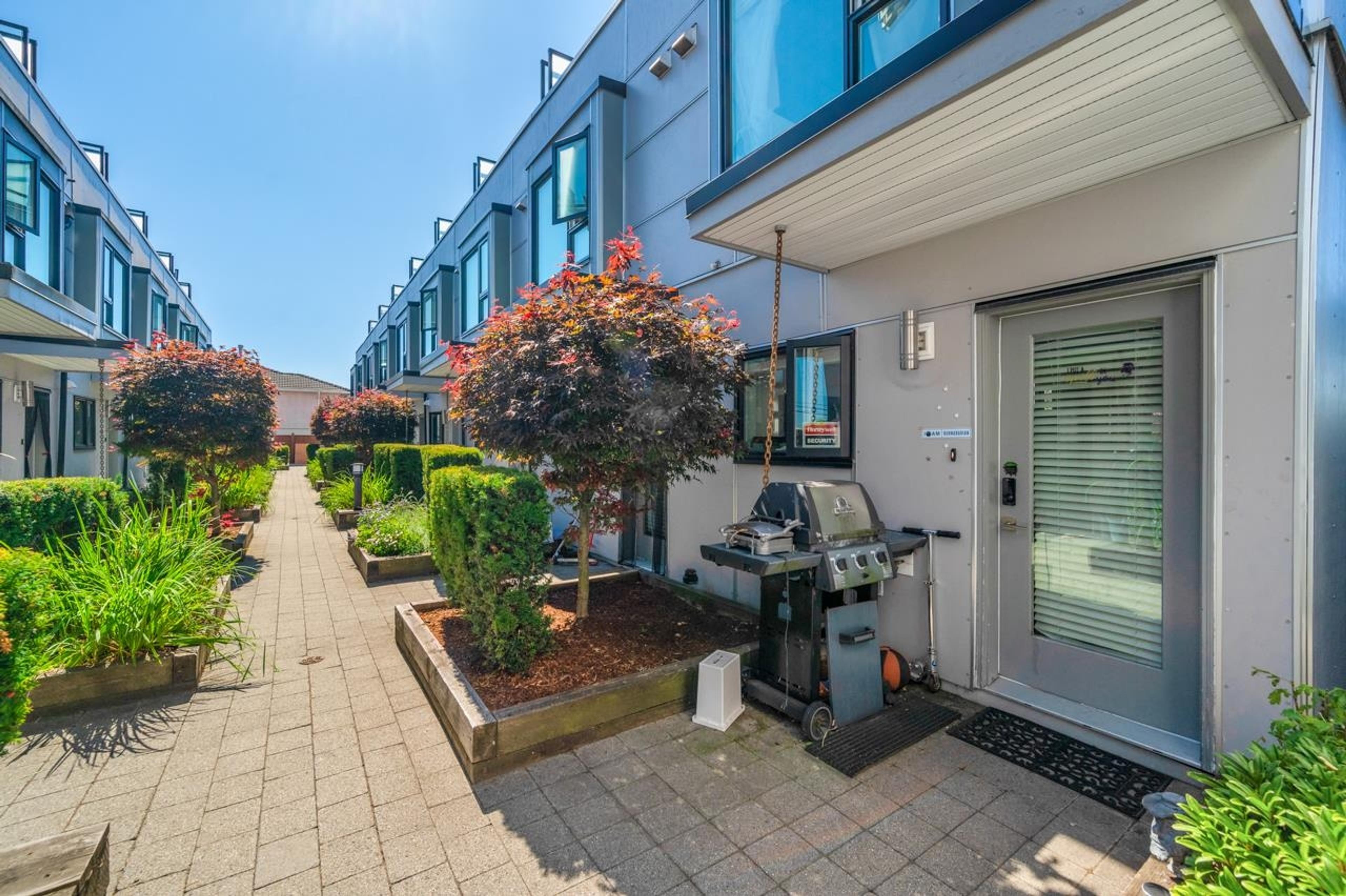 7499 6th Street, Burnaby - Outdoor Amenities - Barbecue, Garden / Yard/ Backyard/ Porch/ Deck - Photo 3