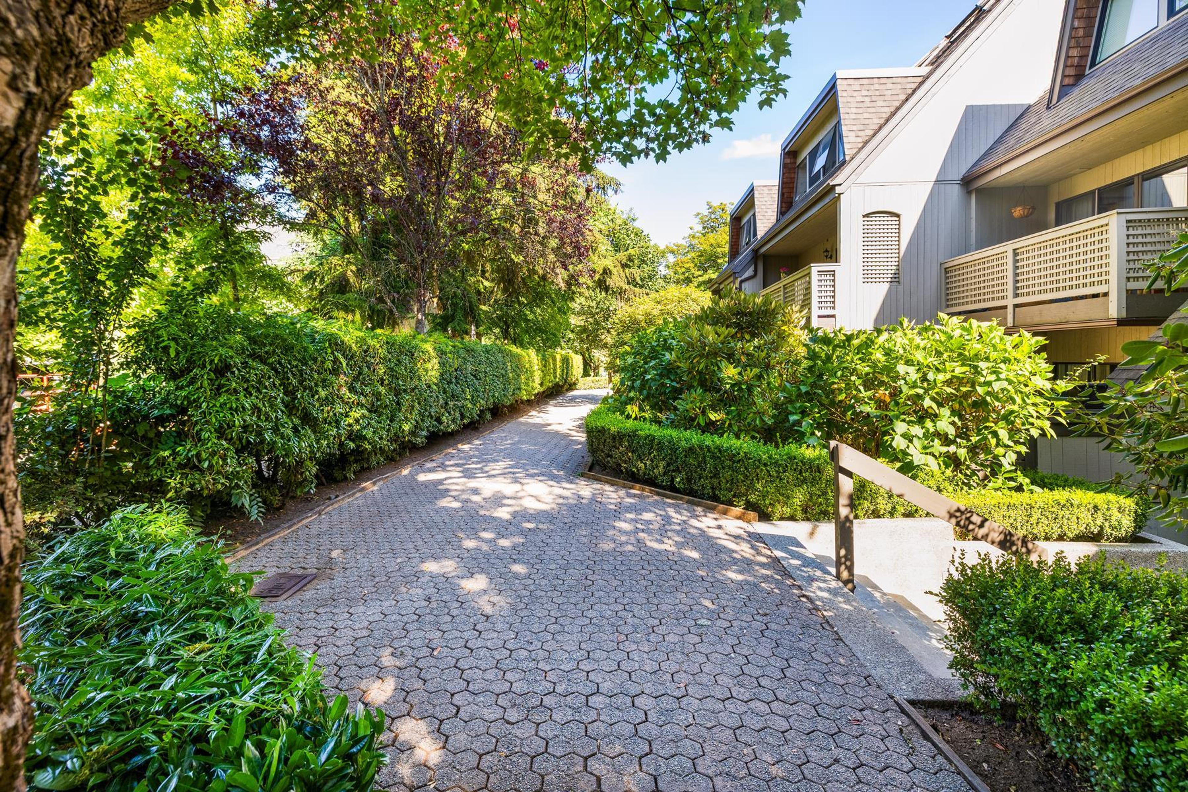 3182 Mountain Highway, North Vancouver - Exteriors - Photo 4