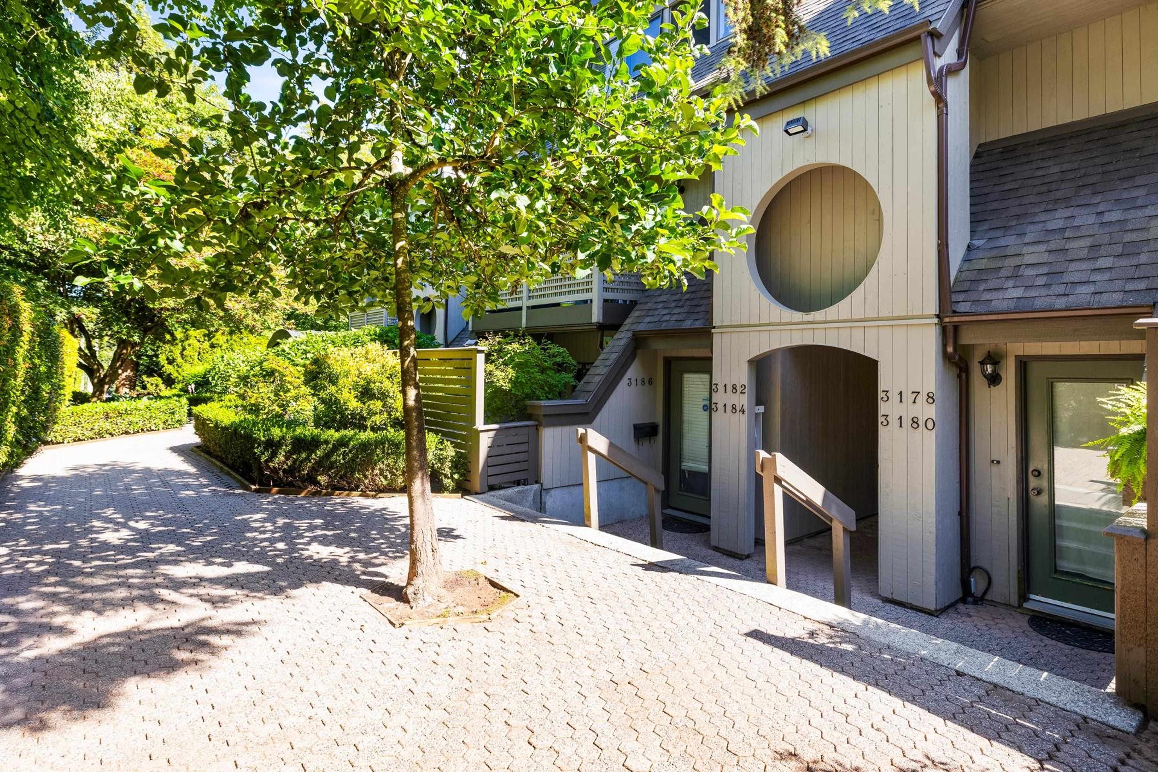 3182 Mountain Highway, North Vancouver - Exteriors - Photo 6