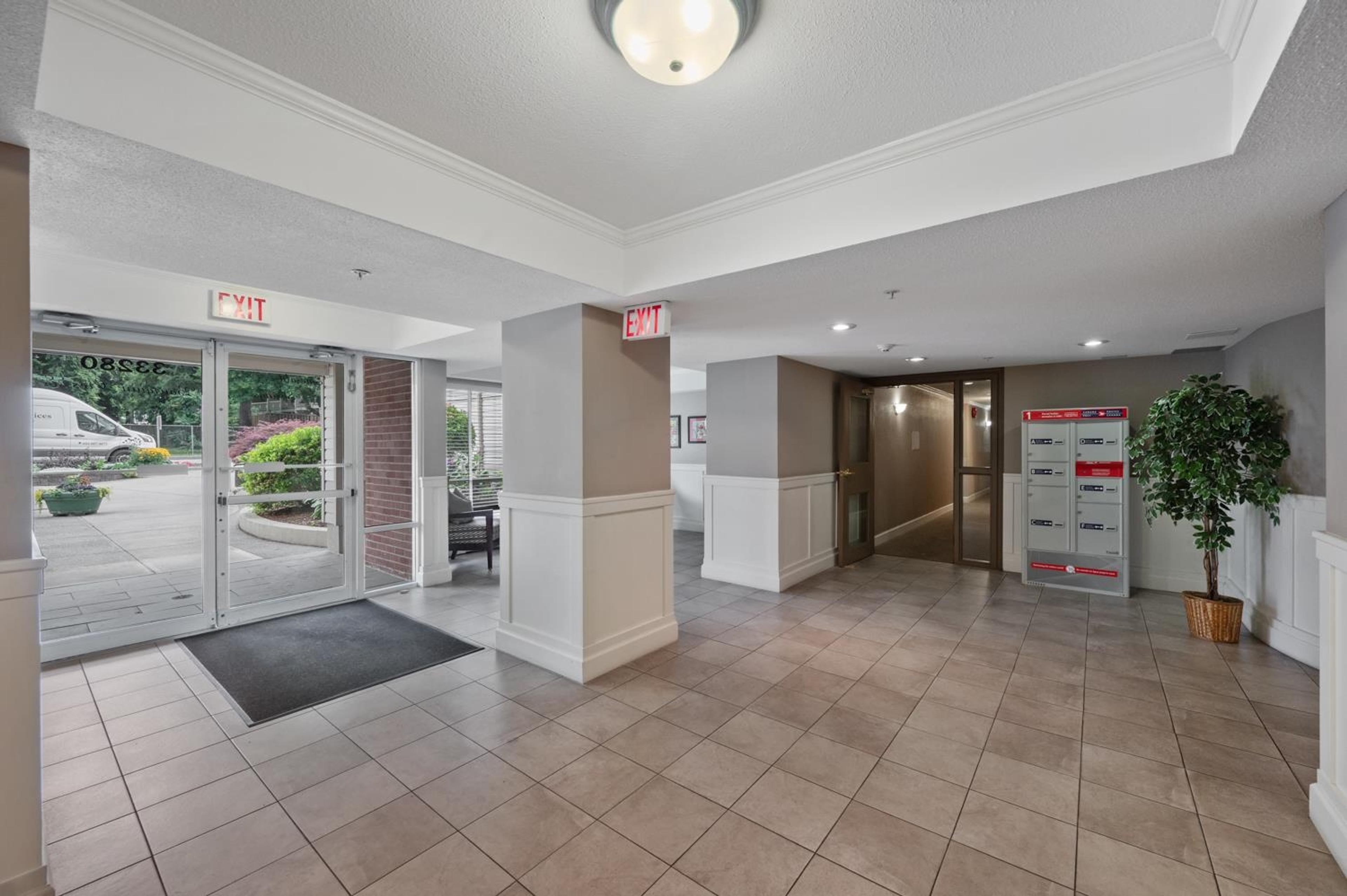 33280 E Bourquin Crescent, Abbotsford - Exteriors - Photo 4