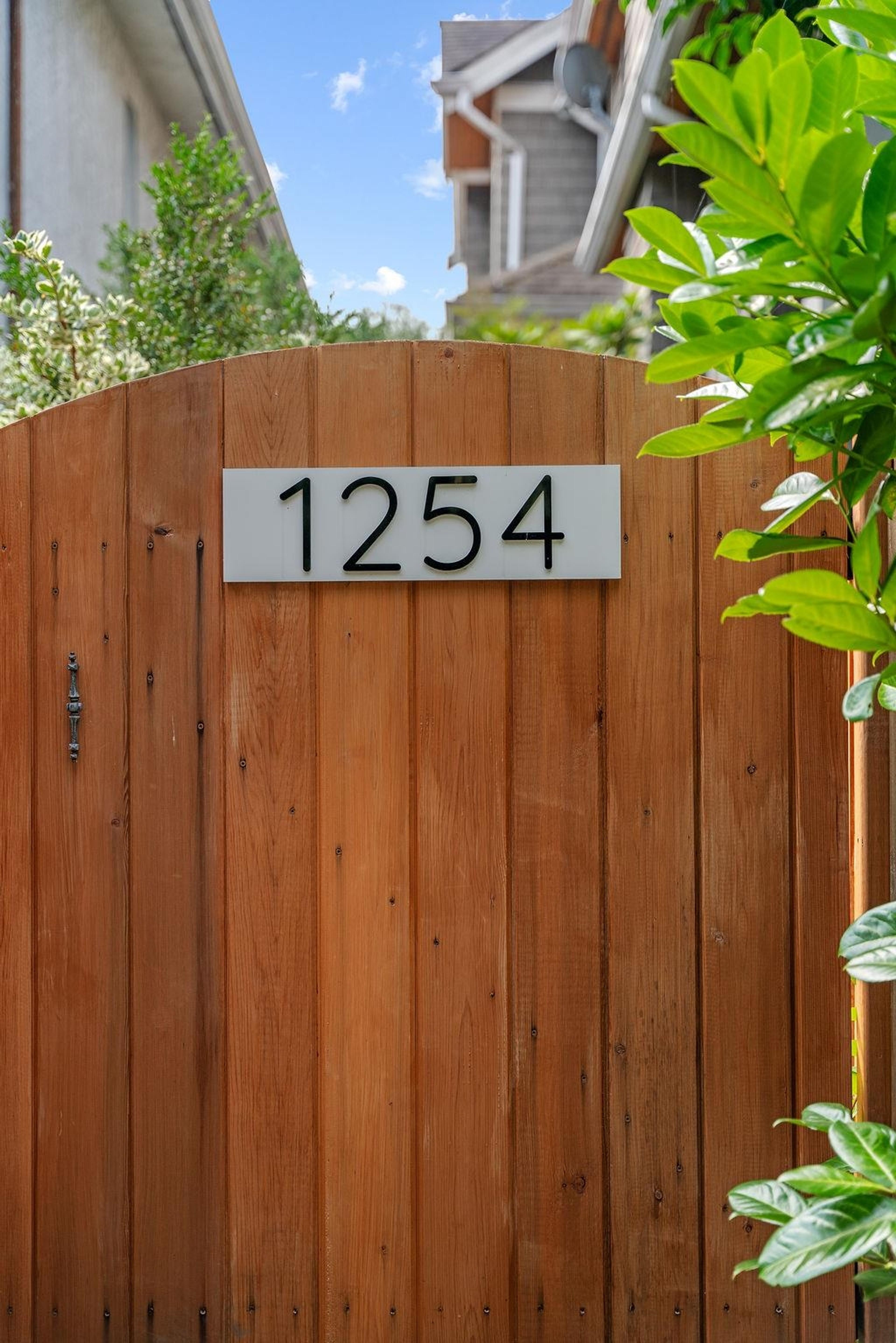 1254 E 11th Avenue, Vancouver - Exteriors - Photo 2