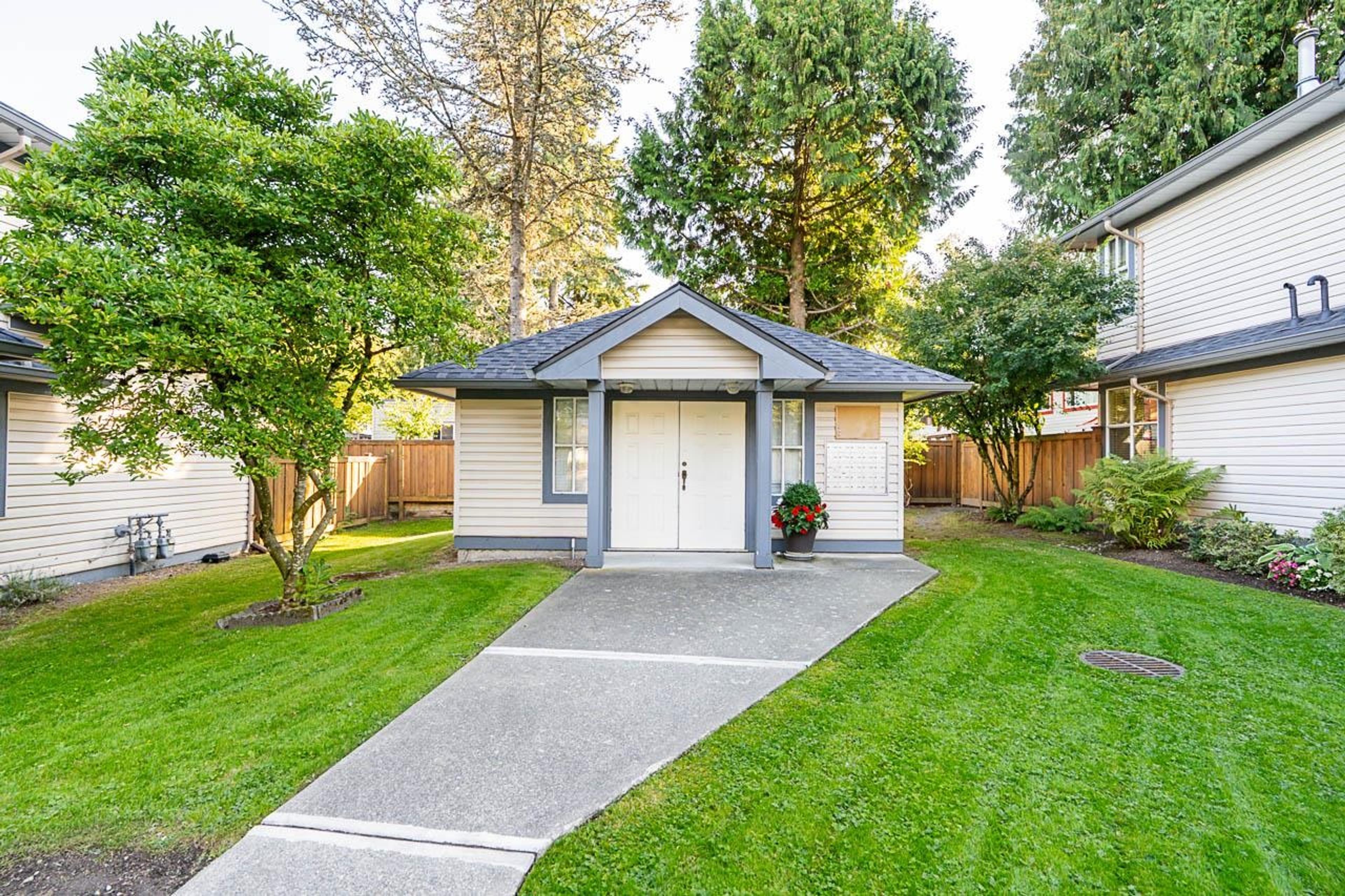 8257 121a Street, Surrey - Exteriors - Photo 5