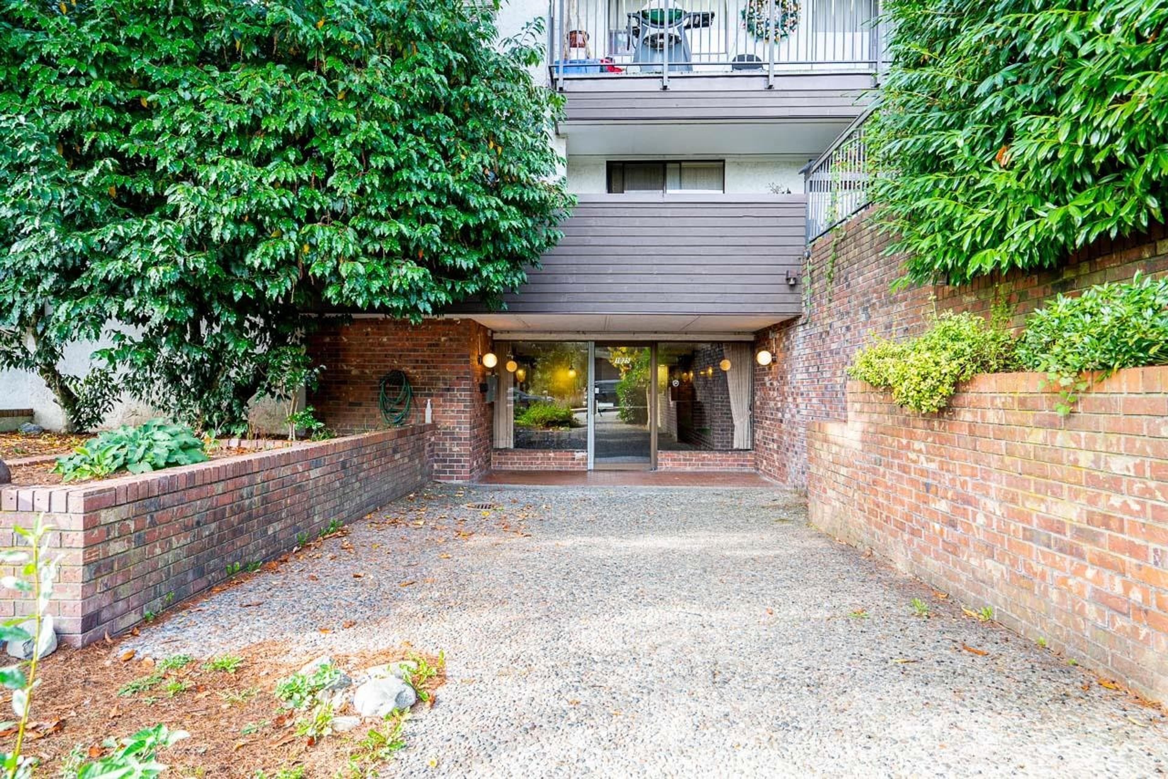 1025 Cornwall Street, New Westminster - Exteriors - Photo 1