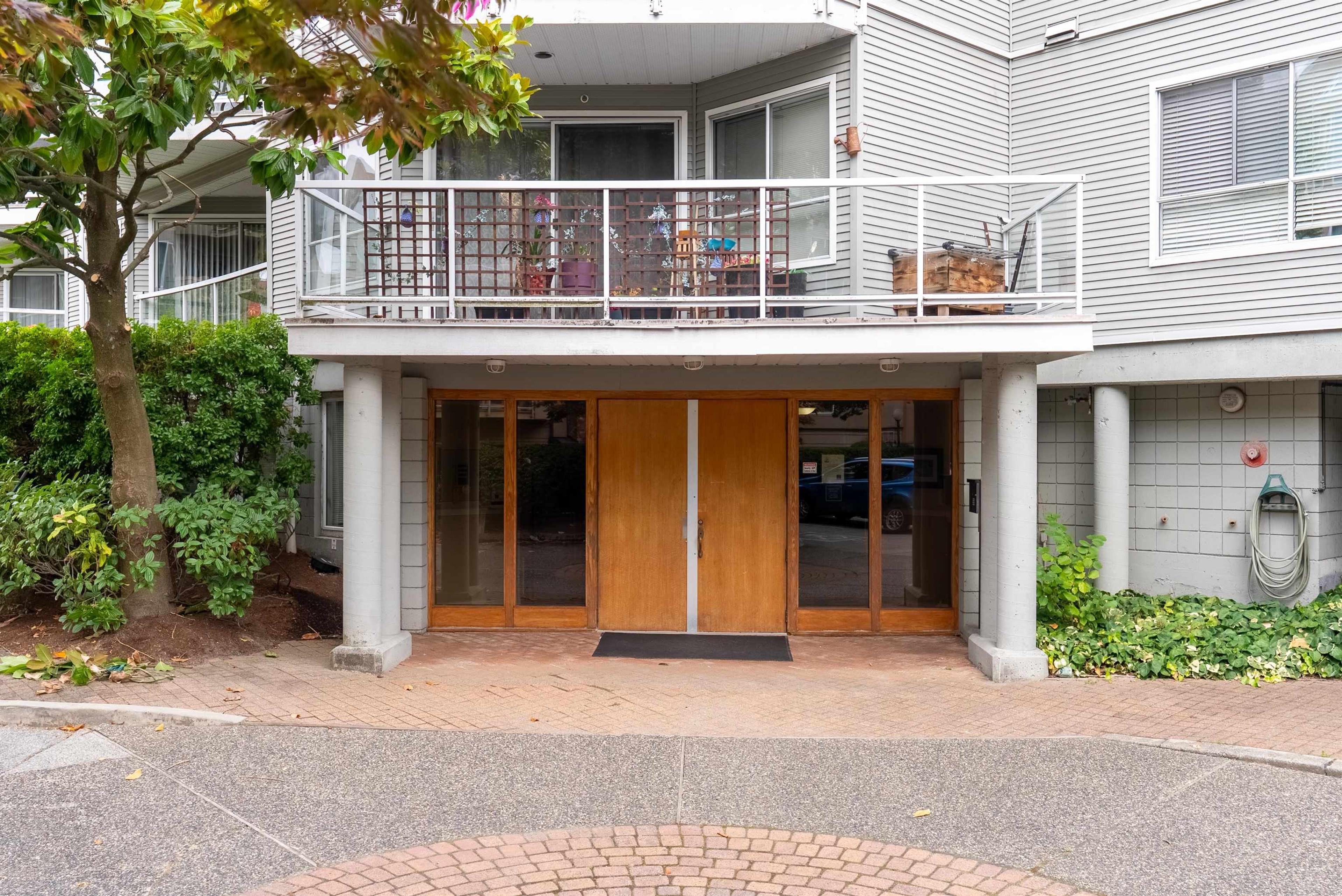 8651 Ackroyd Road, Richmond - Exteriors - Photo 5