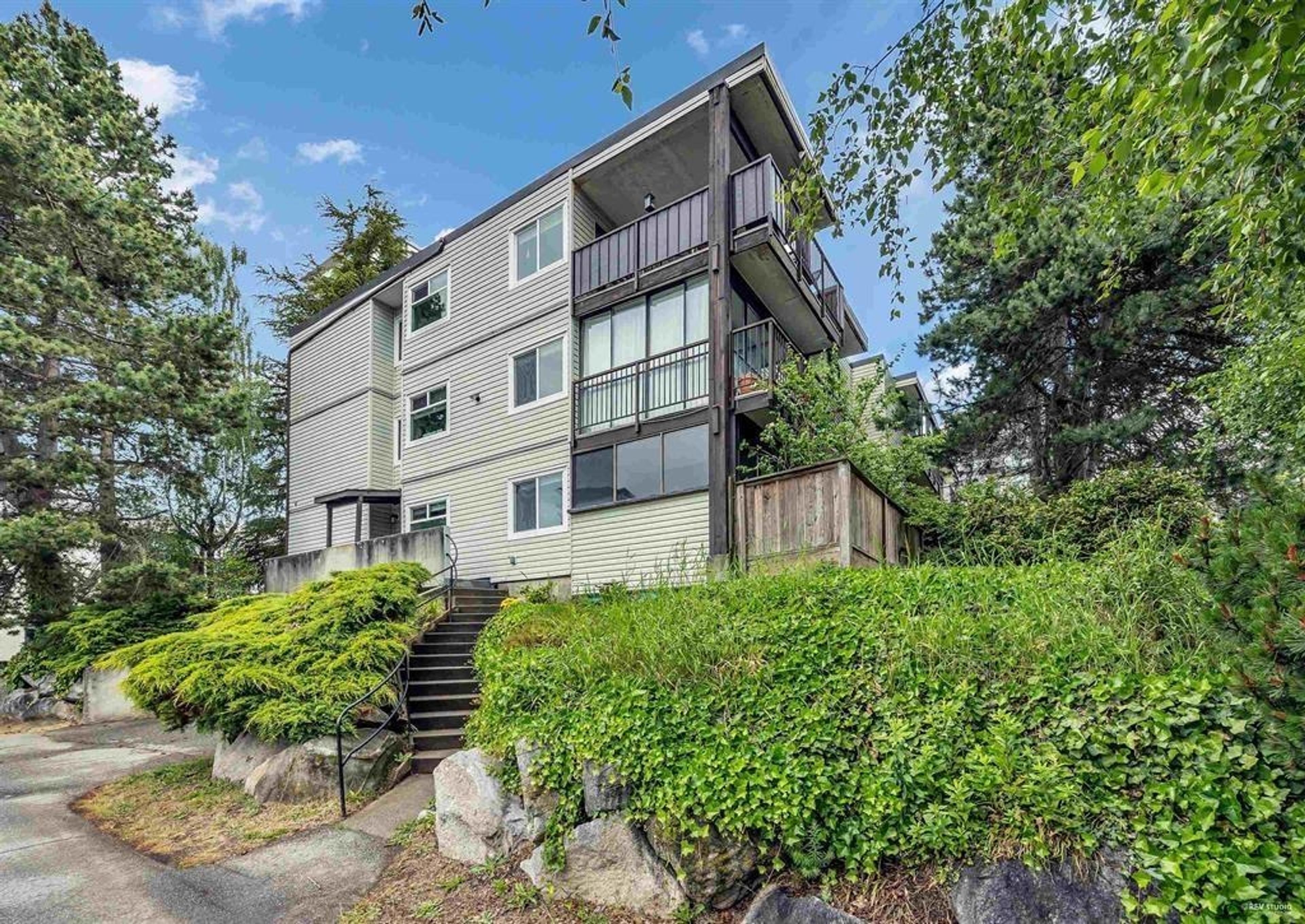 1555 Fir Street, White Rock - Exteriors - Photo 1