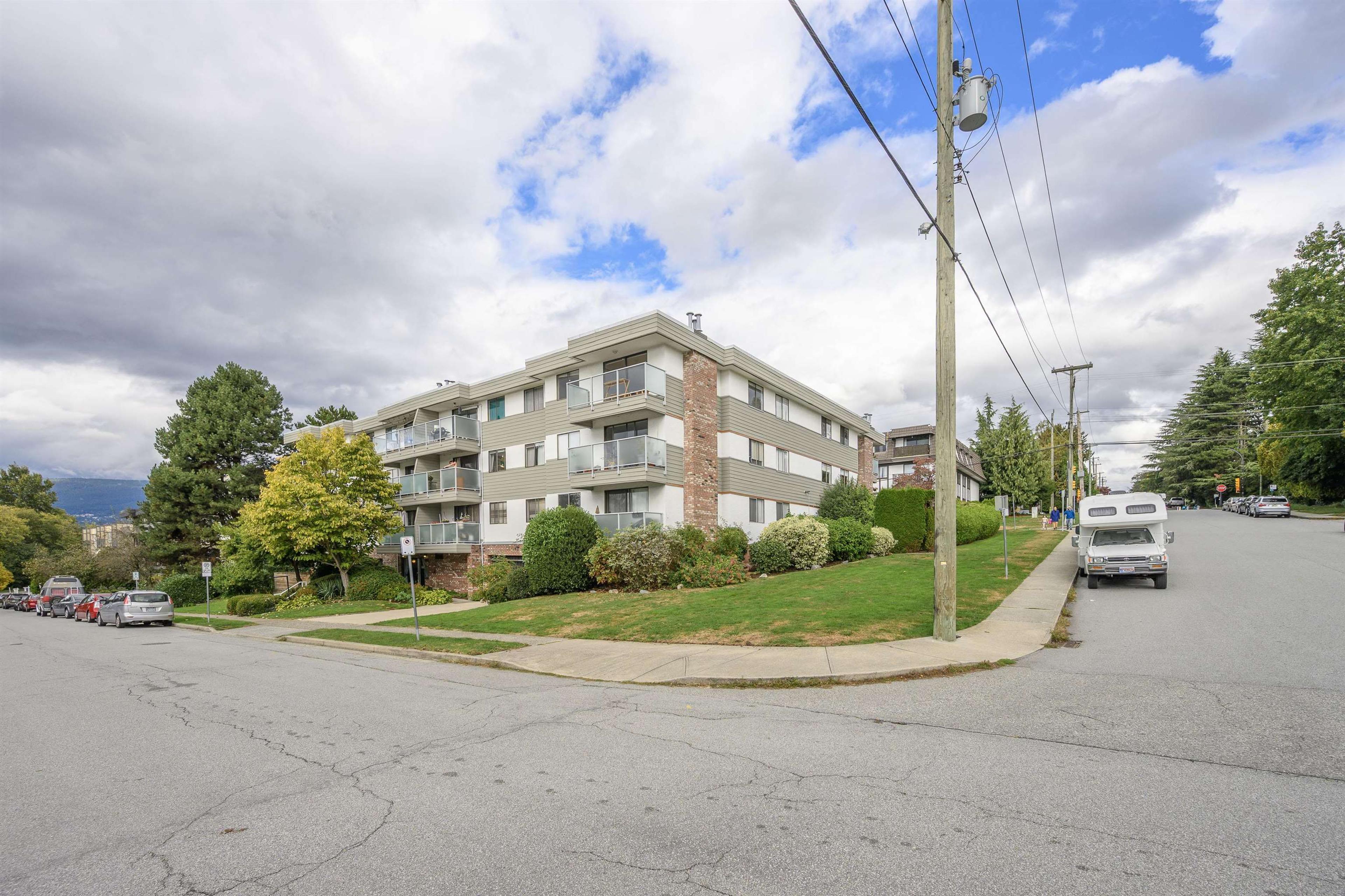 308 W 2nd Street, North Vancouver - Exteriors - Photo 2