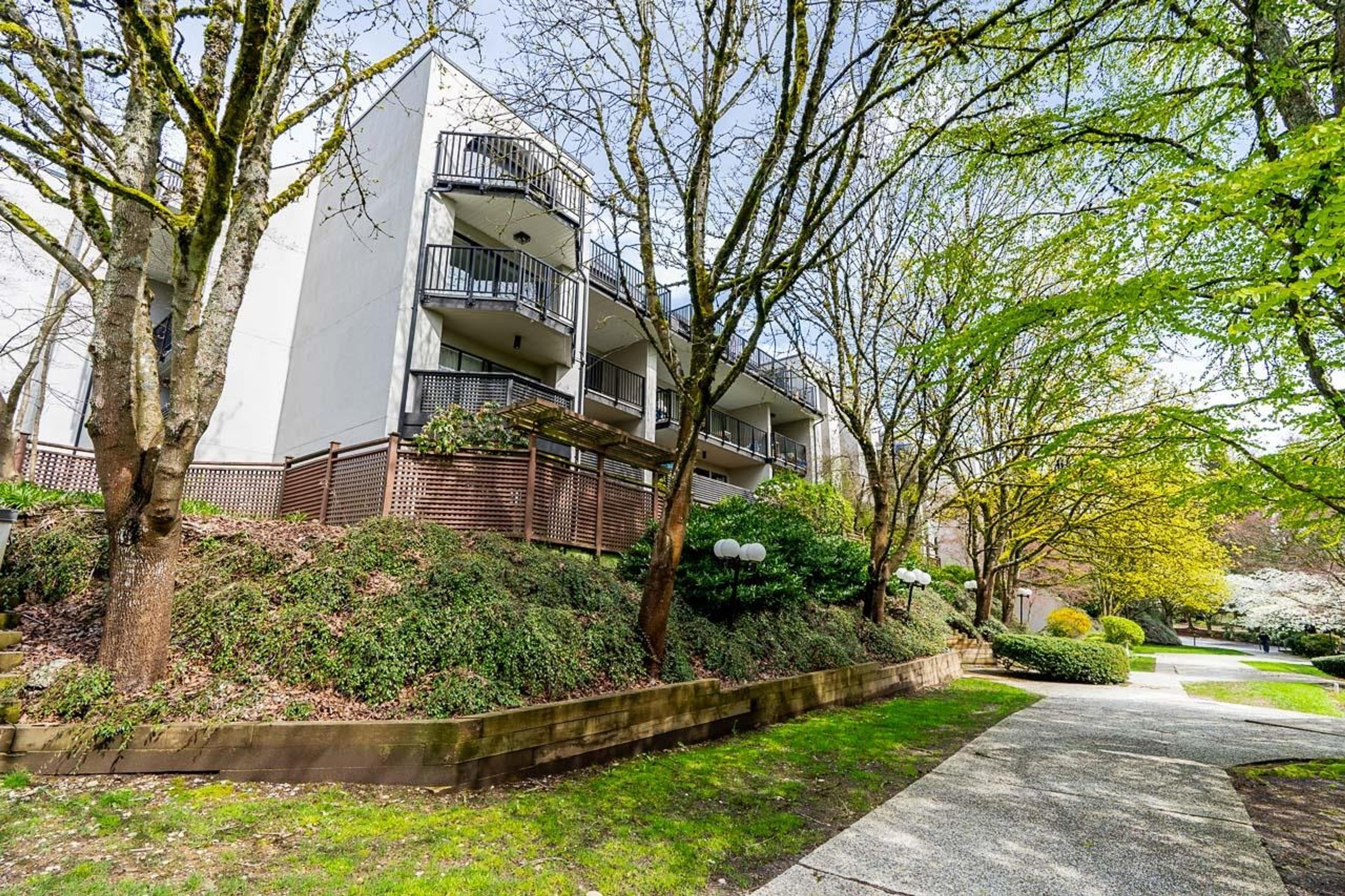 1945 Woodway Place, Burnaby - Exteriors - Photo 4