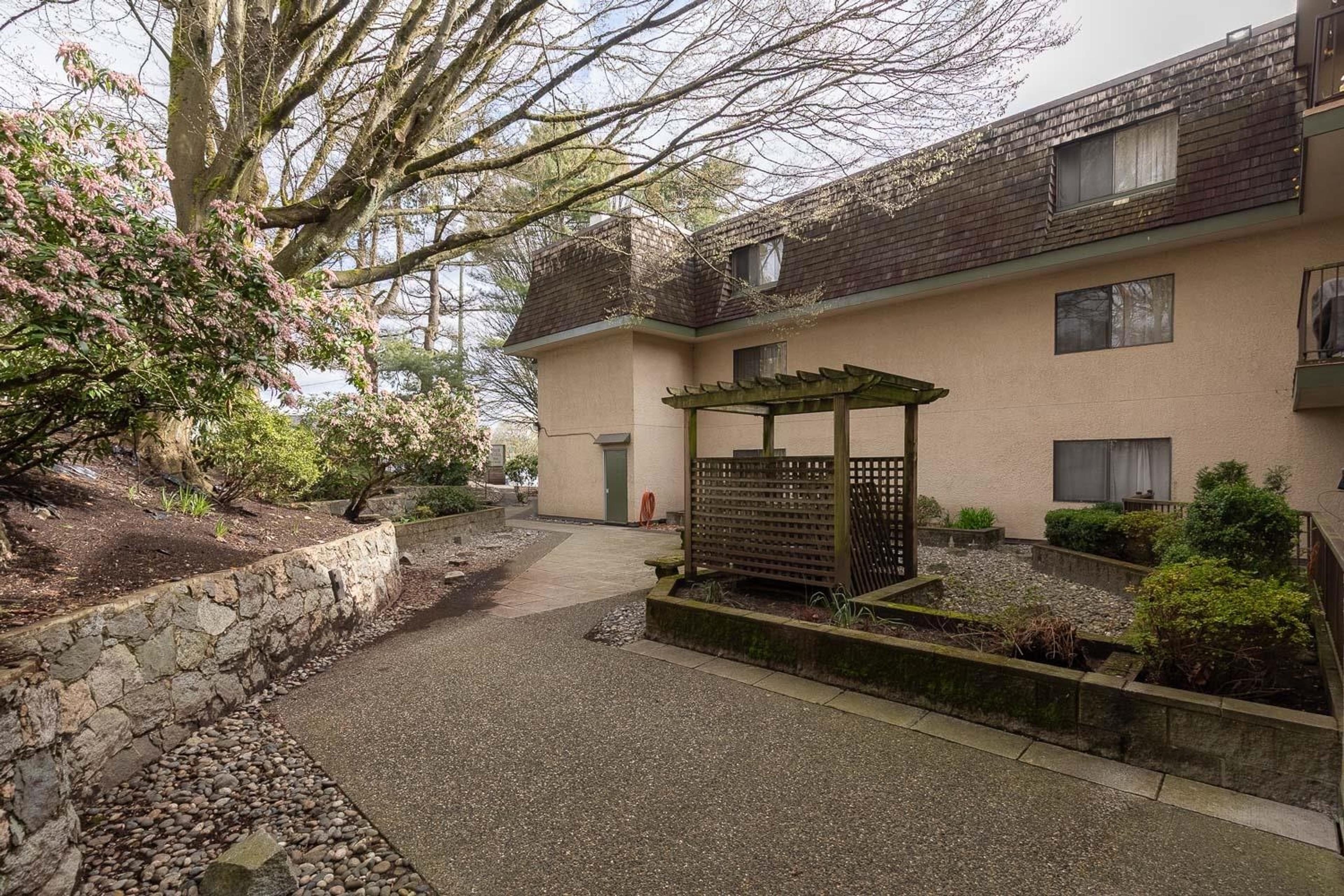 466 E Eighth Avenue, New Westminster - Exteriors - Photo 2