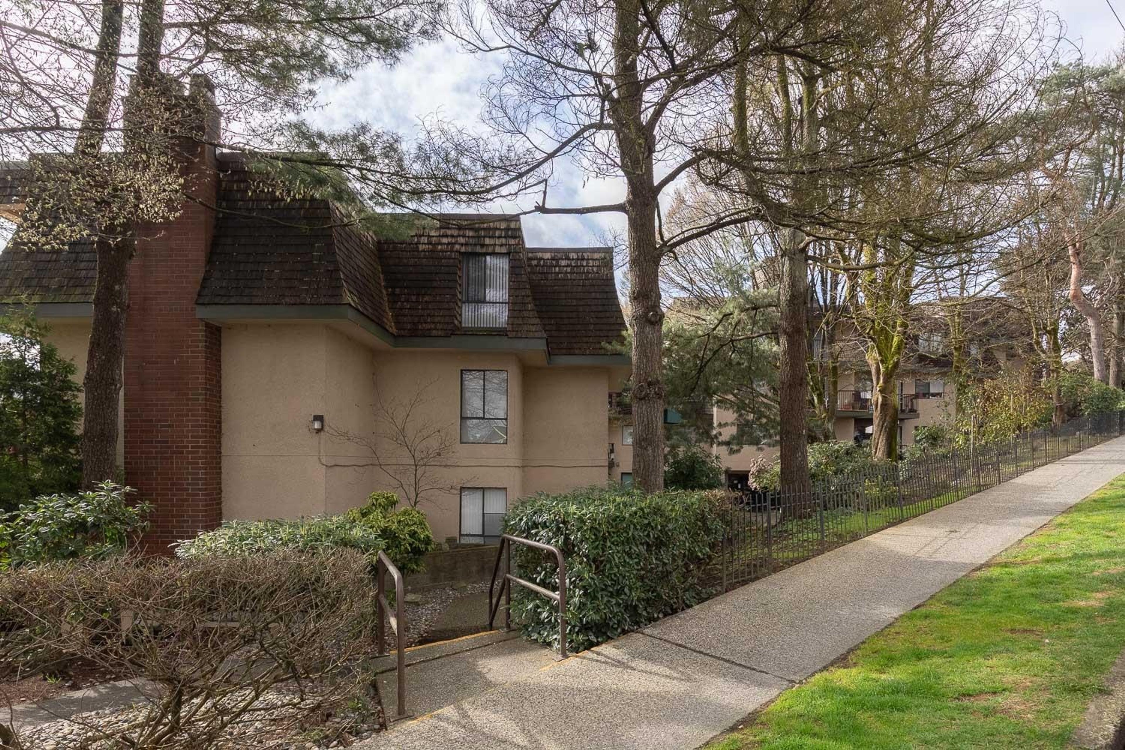 466 E Eighth Avenue, New Westminster - Exteriors - Full Complex View - Photo 3