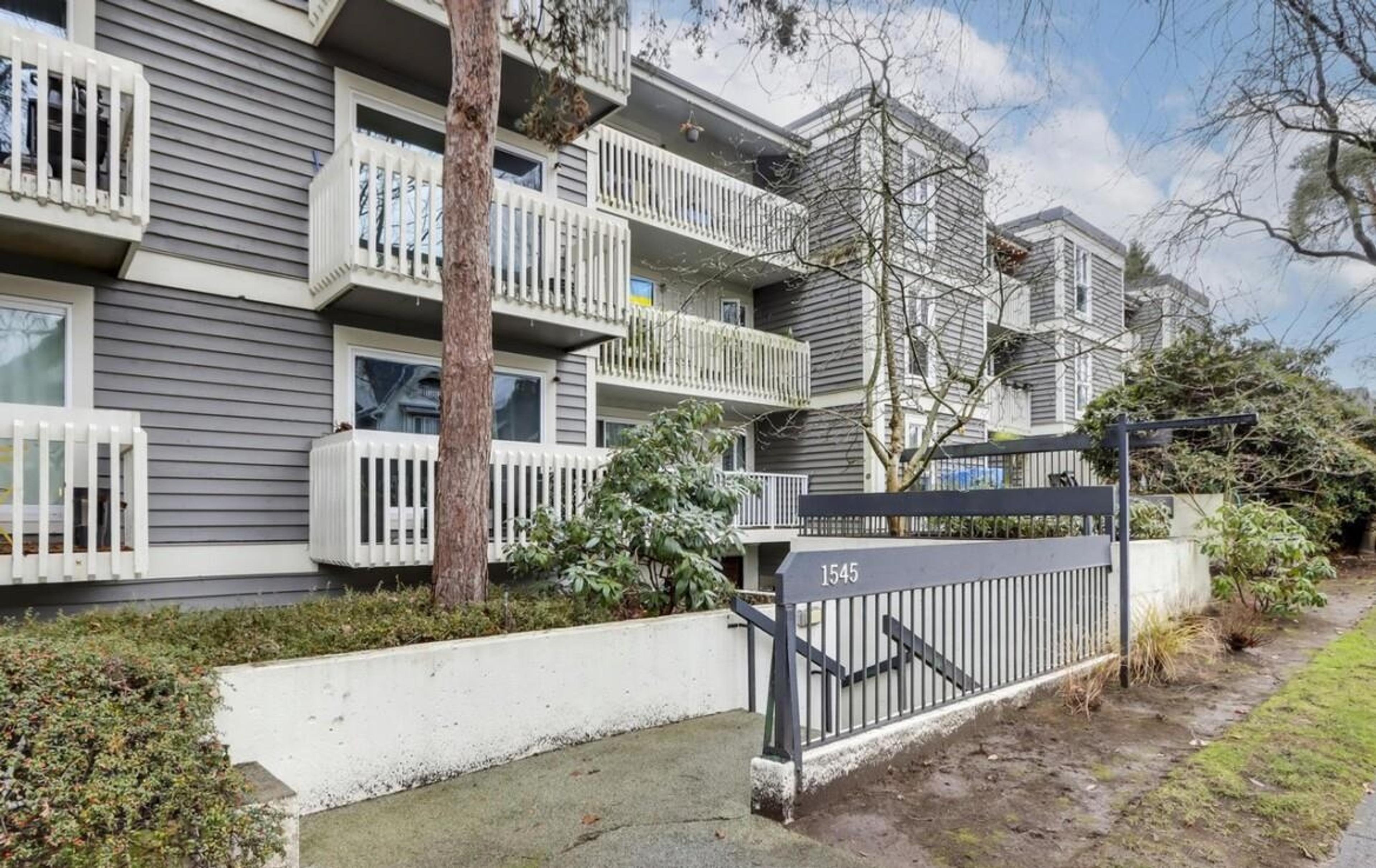 1545 E 2nd Avenue, Vancouver - Exteriors - Photo 1