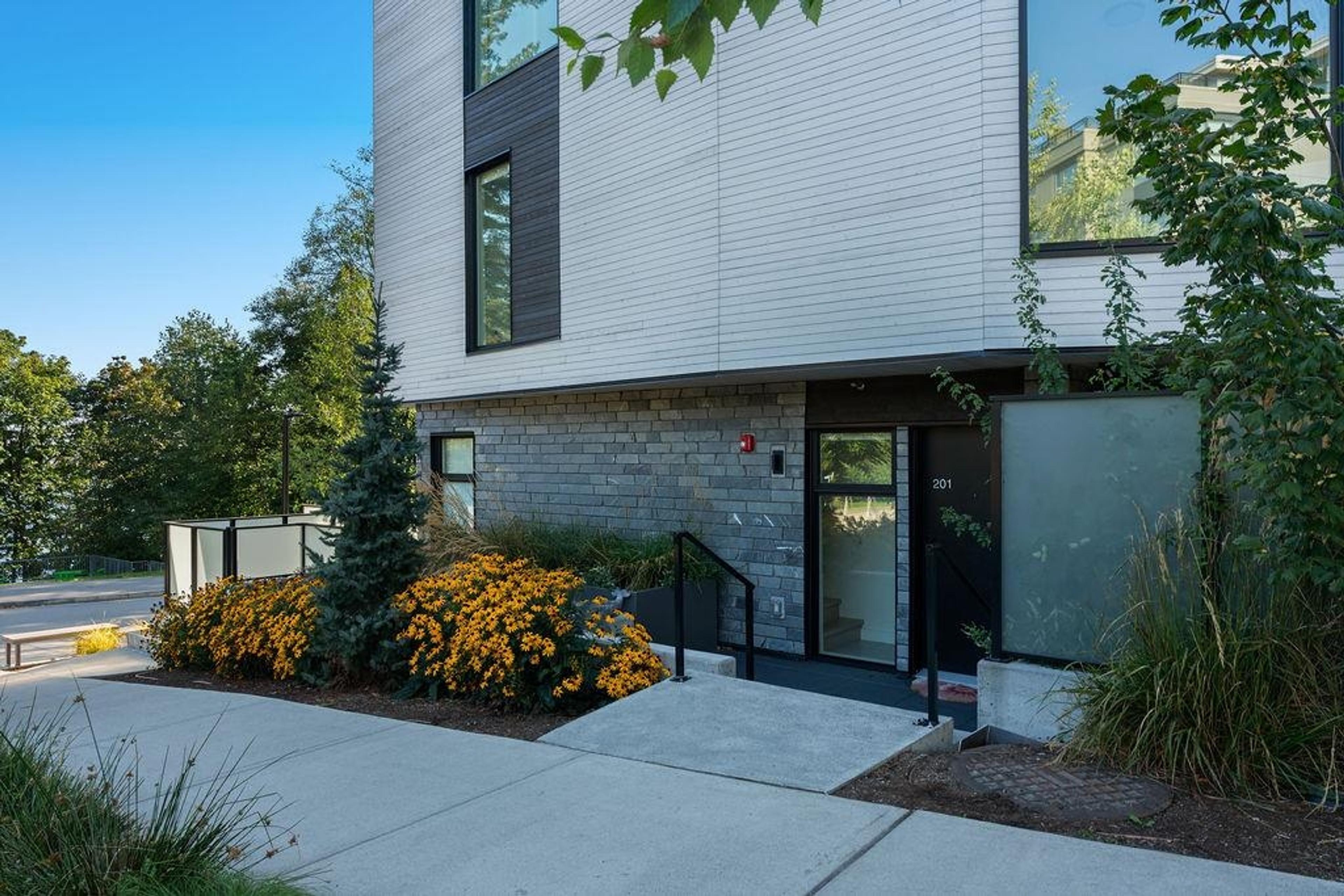 650 E 2nd Street, North Vancouver - Exteriors - Photo 4