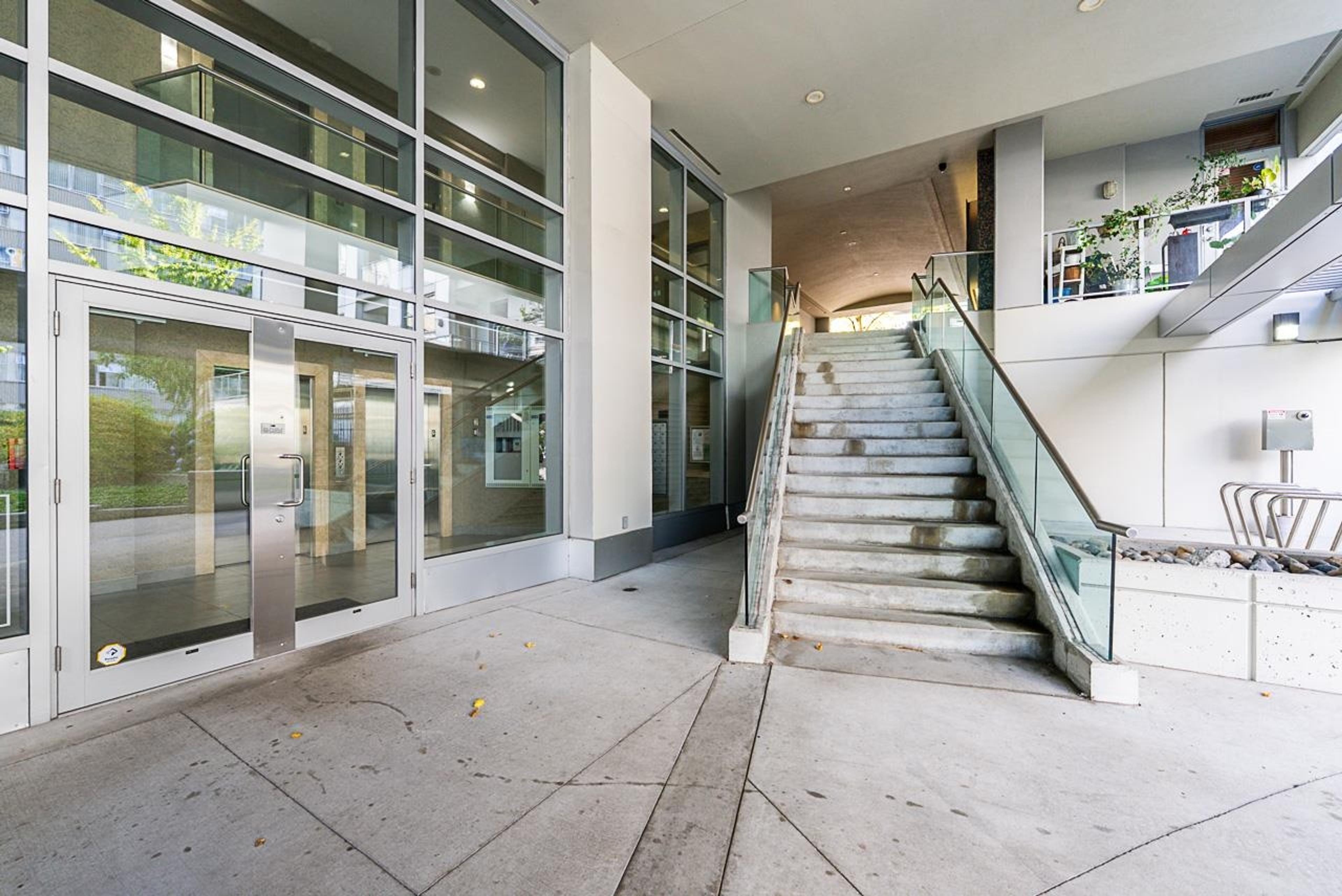 1420 W Georgia Street, Vancouver - Exteriors - Photo 2