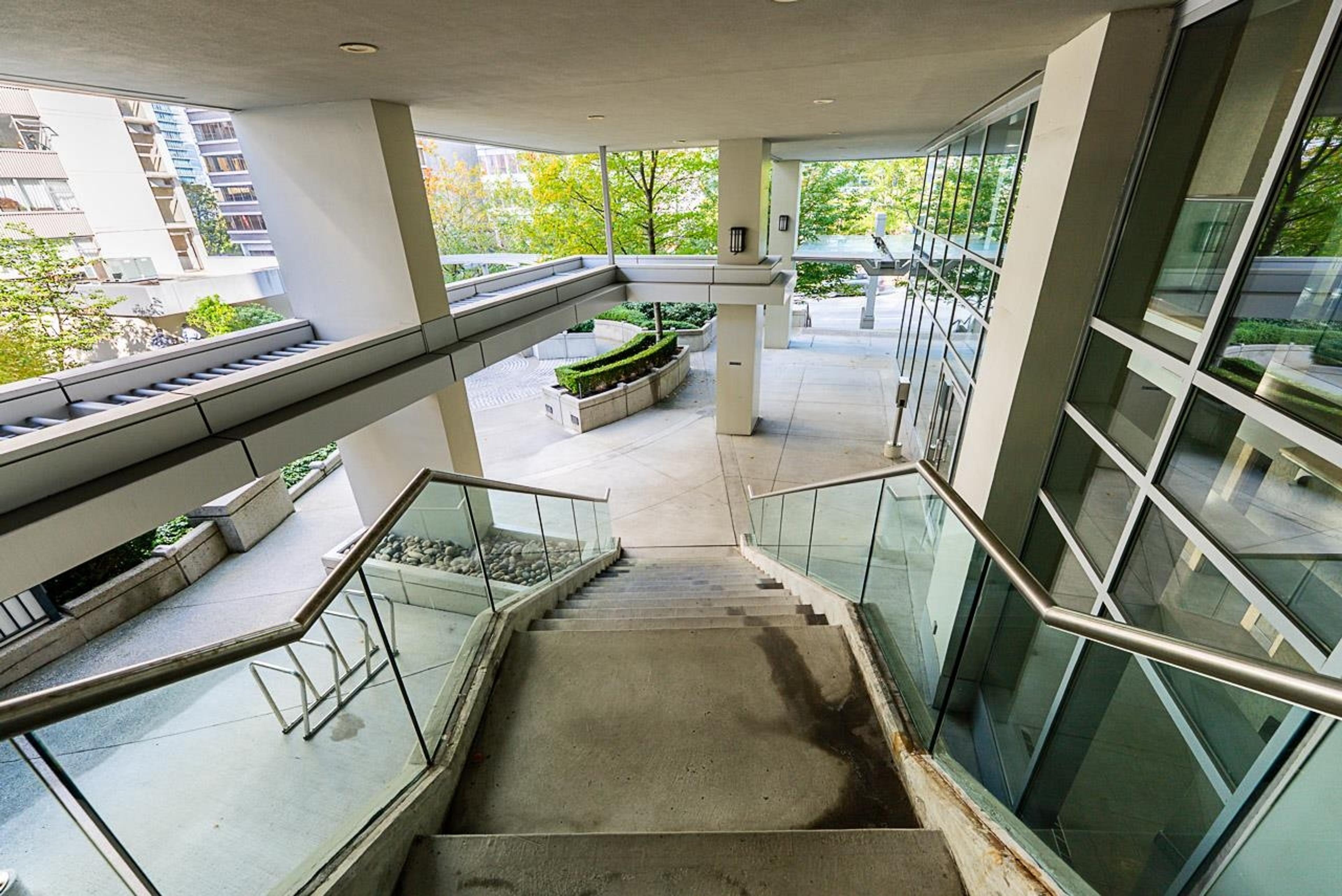 1420 W Georgia Street, Vancouver - Exteriors - Photo 3