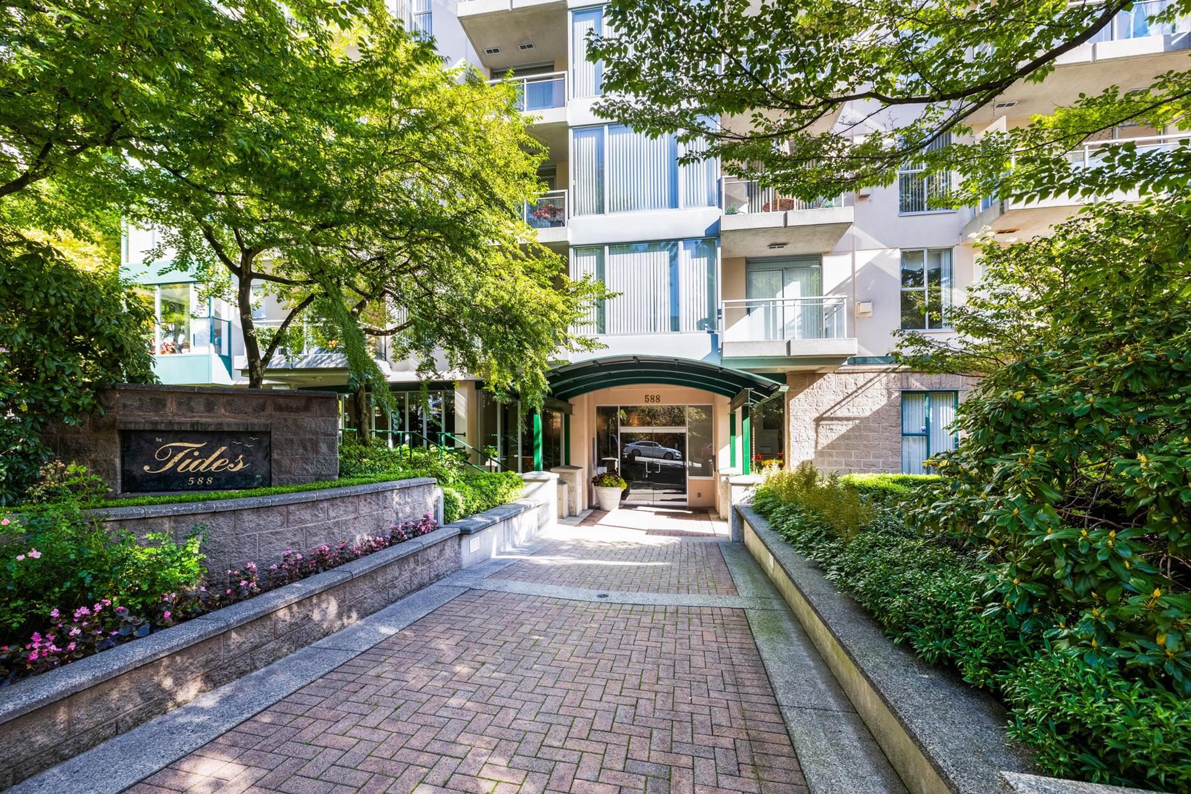 588 16th Street, West Vancouver - Exteriors - Photo 1