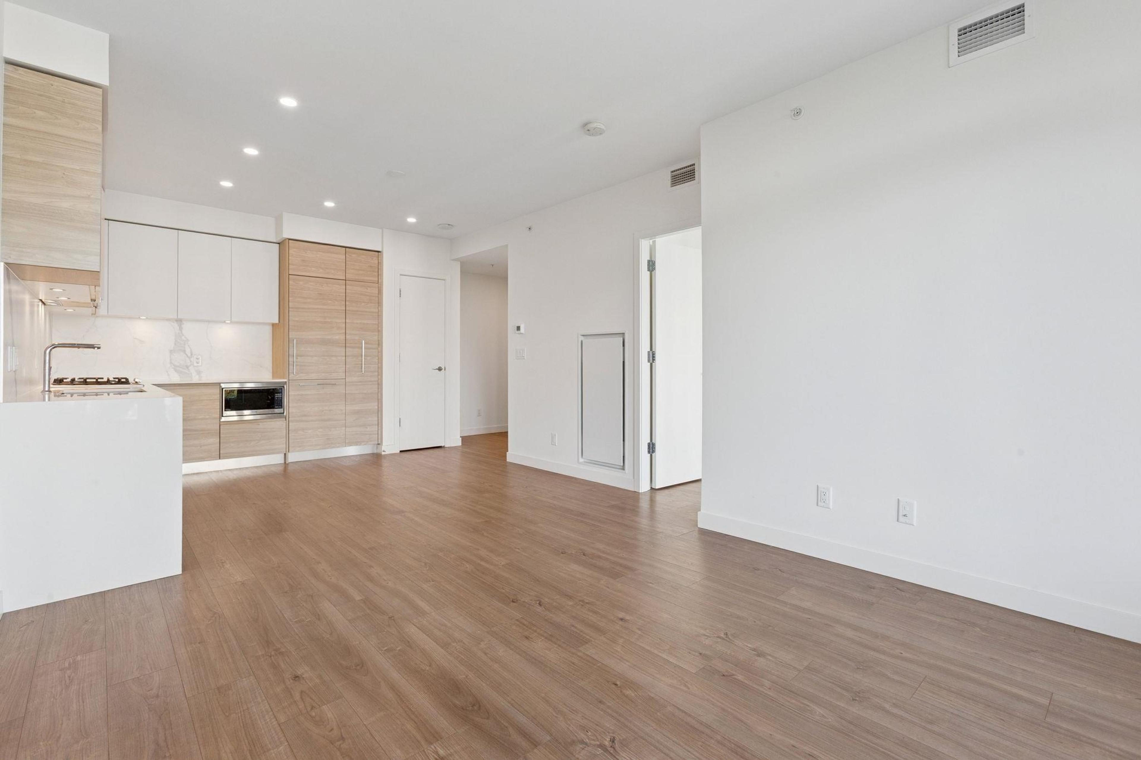 #708 585 AUSTIN AVENUE - Image 3