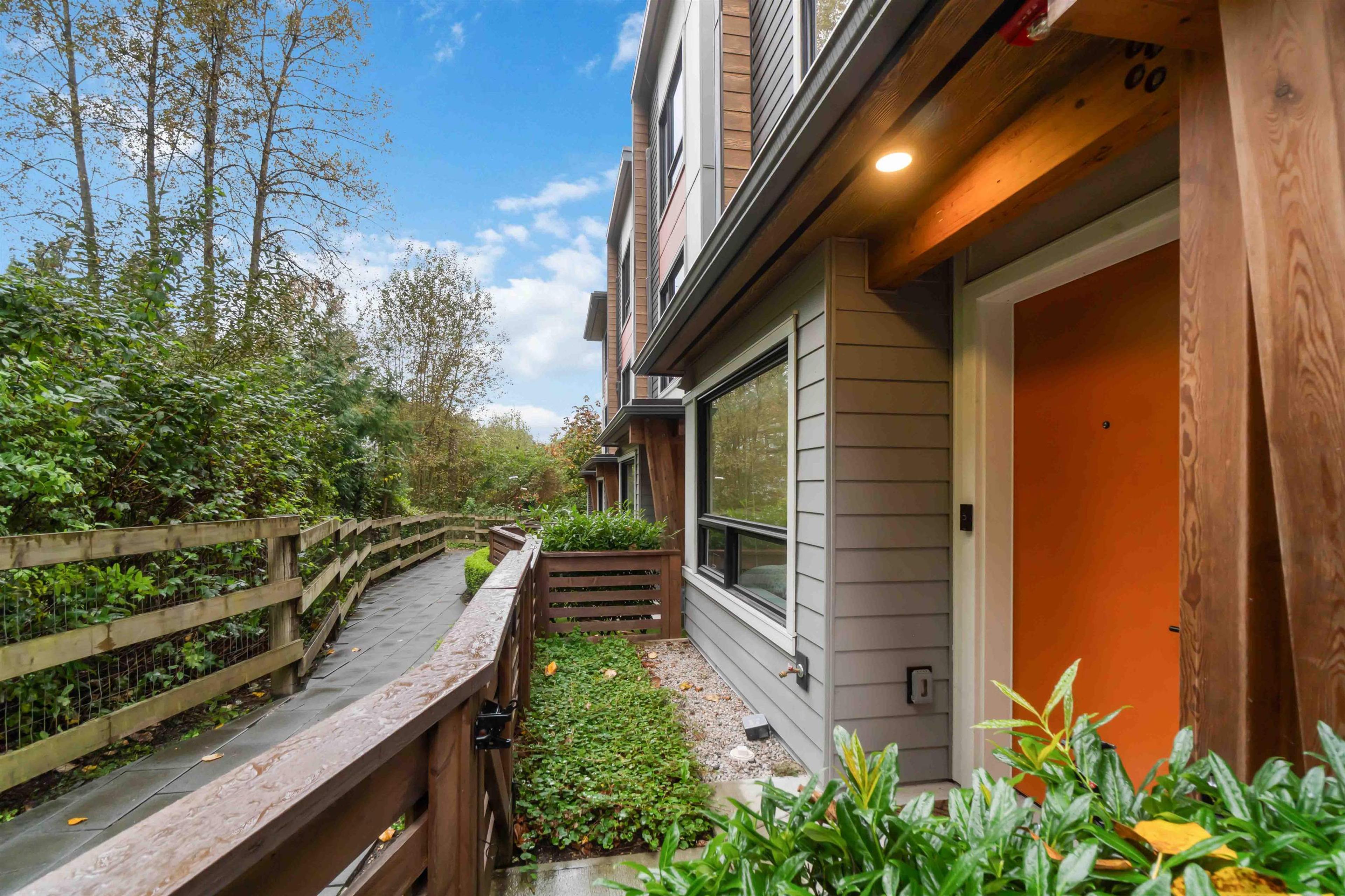 3105 St George Street, Port Moody - Exteriors - Photo 2