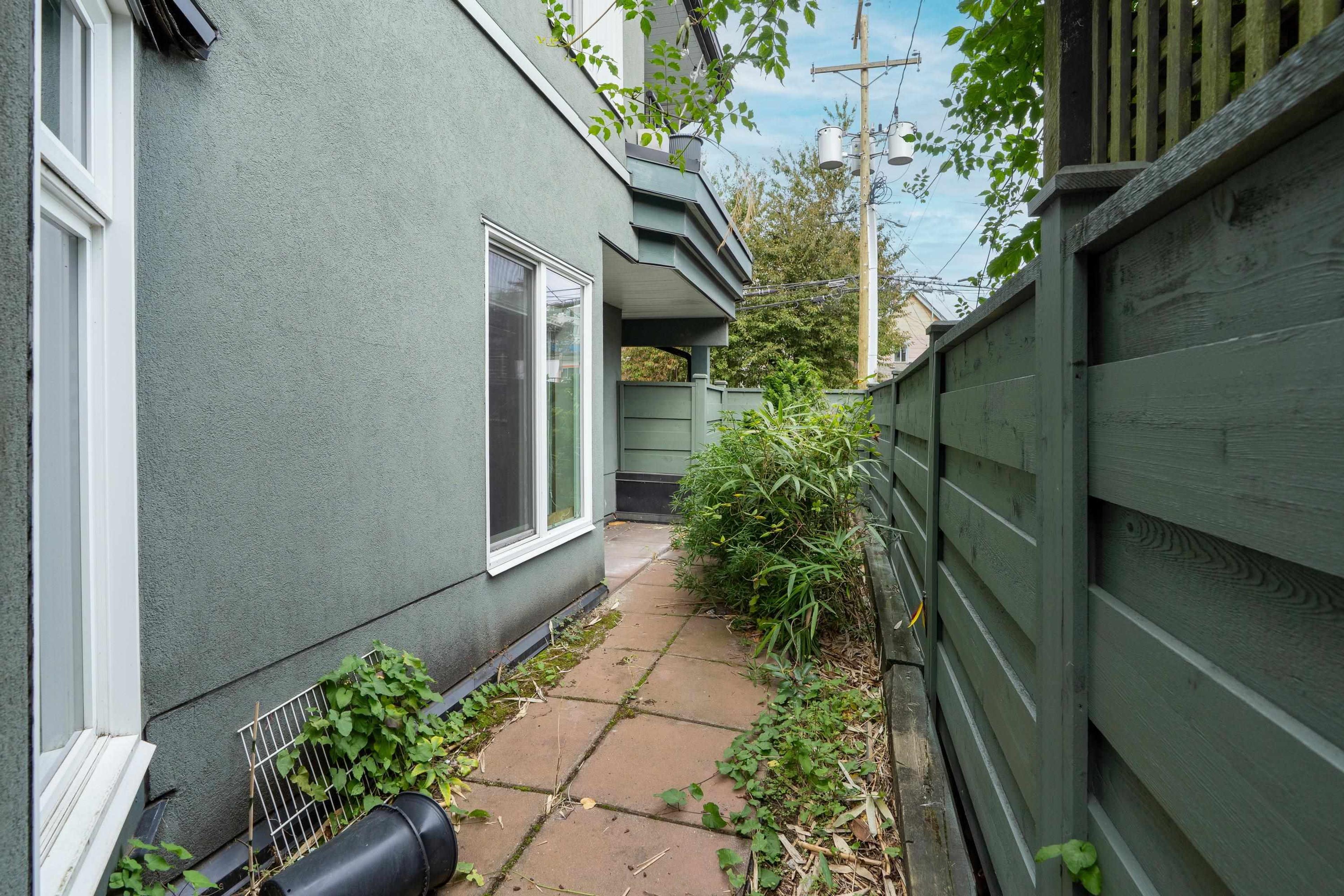 1925 W 2nd Avenue, Vancouver - Exteriors - Photo 2