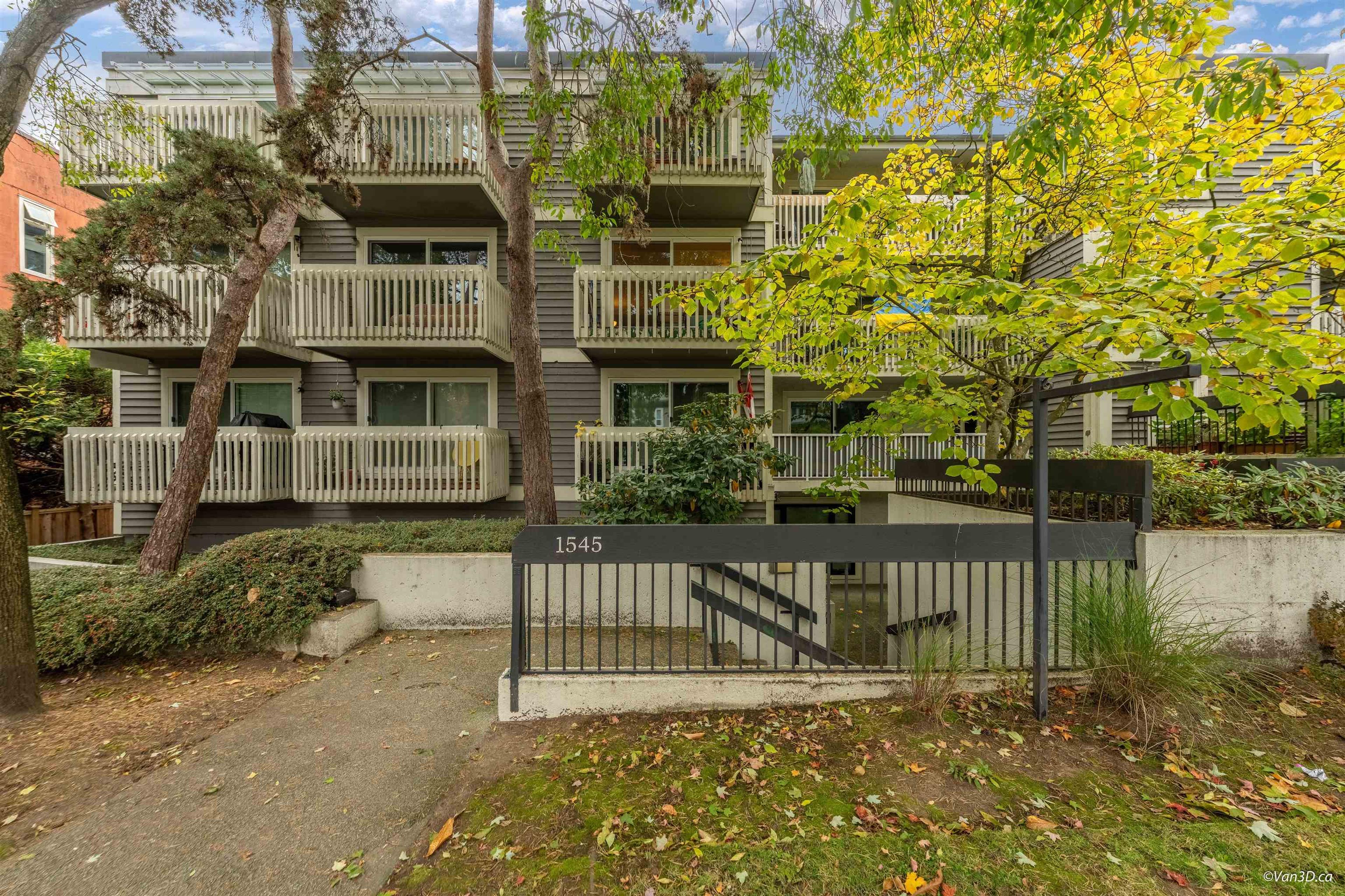1545 E 2nd Avenue, Vancouver - Exteriors - Photo 1