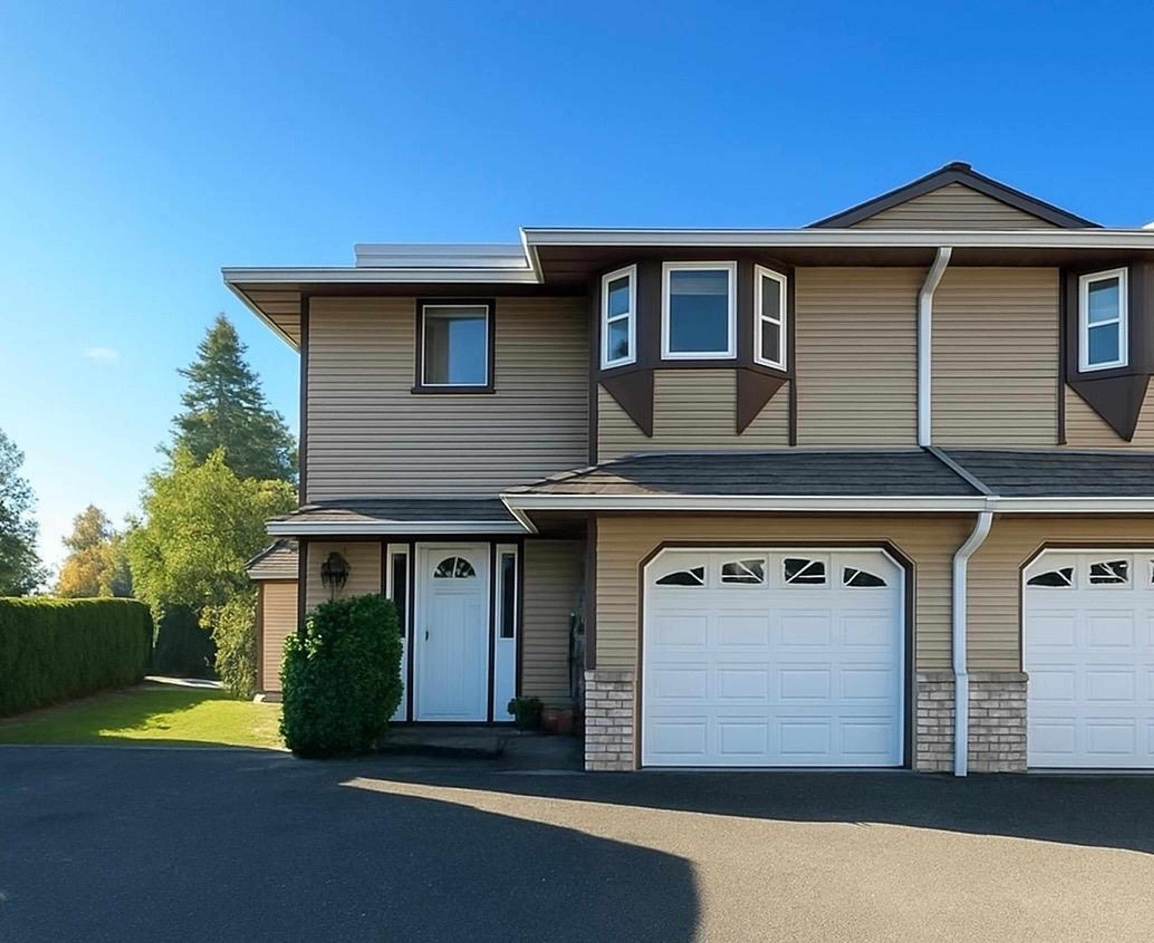 19352 Fraser Highway, Surrey - Exteriors - Photo 2