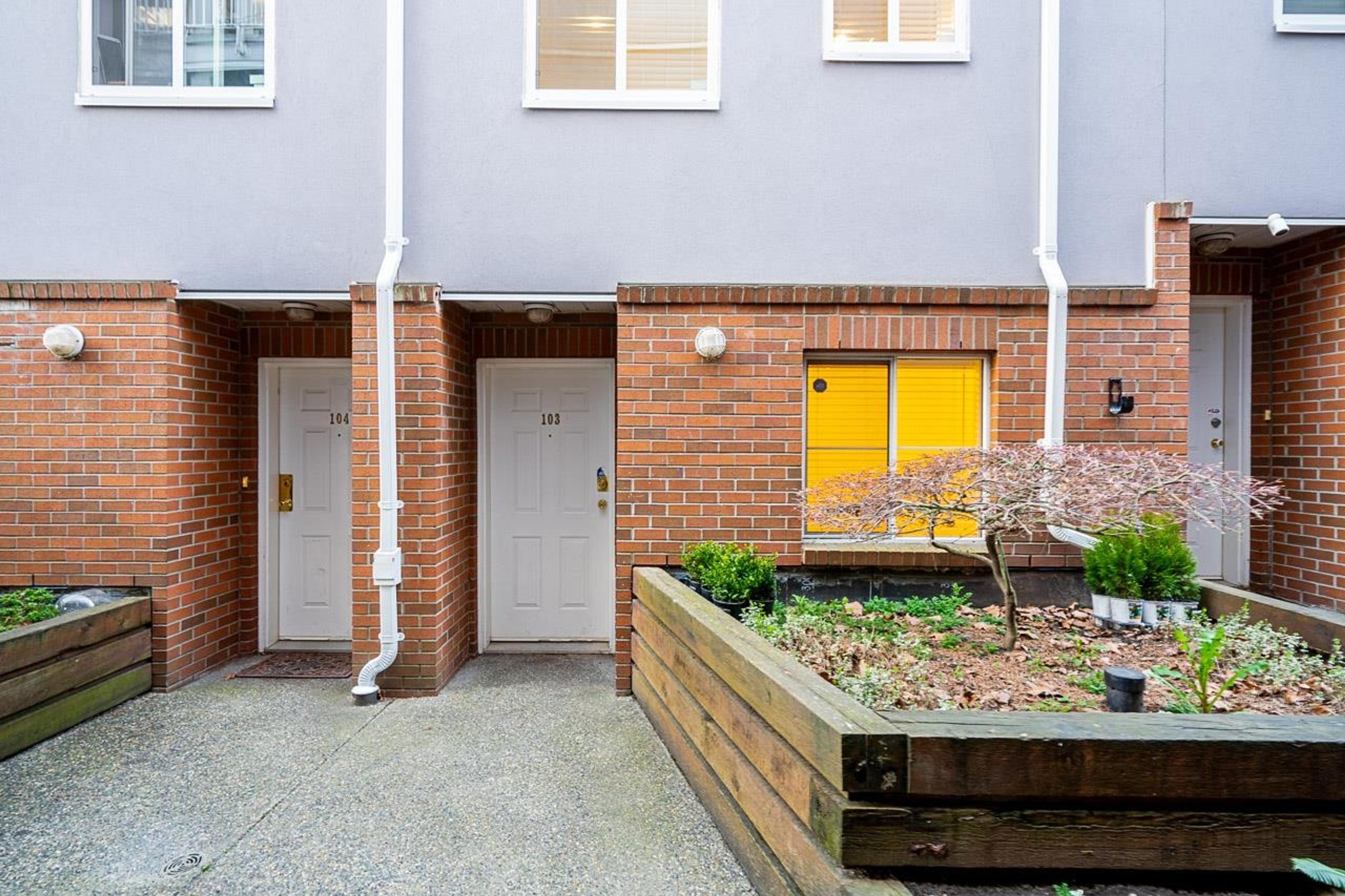 624 Agnes Street, New Westminster - Exteriors - Photo 1