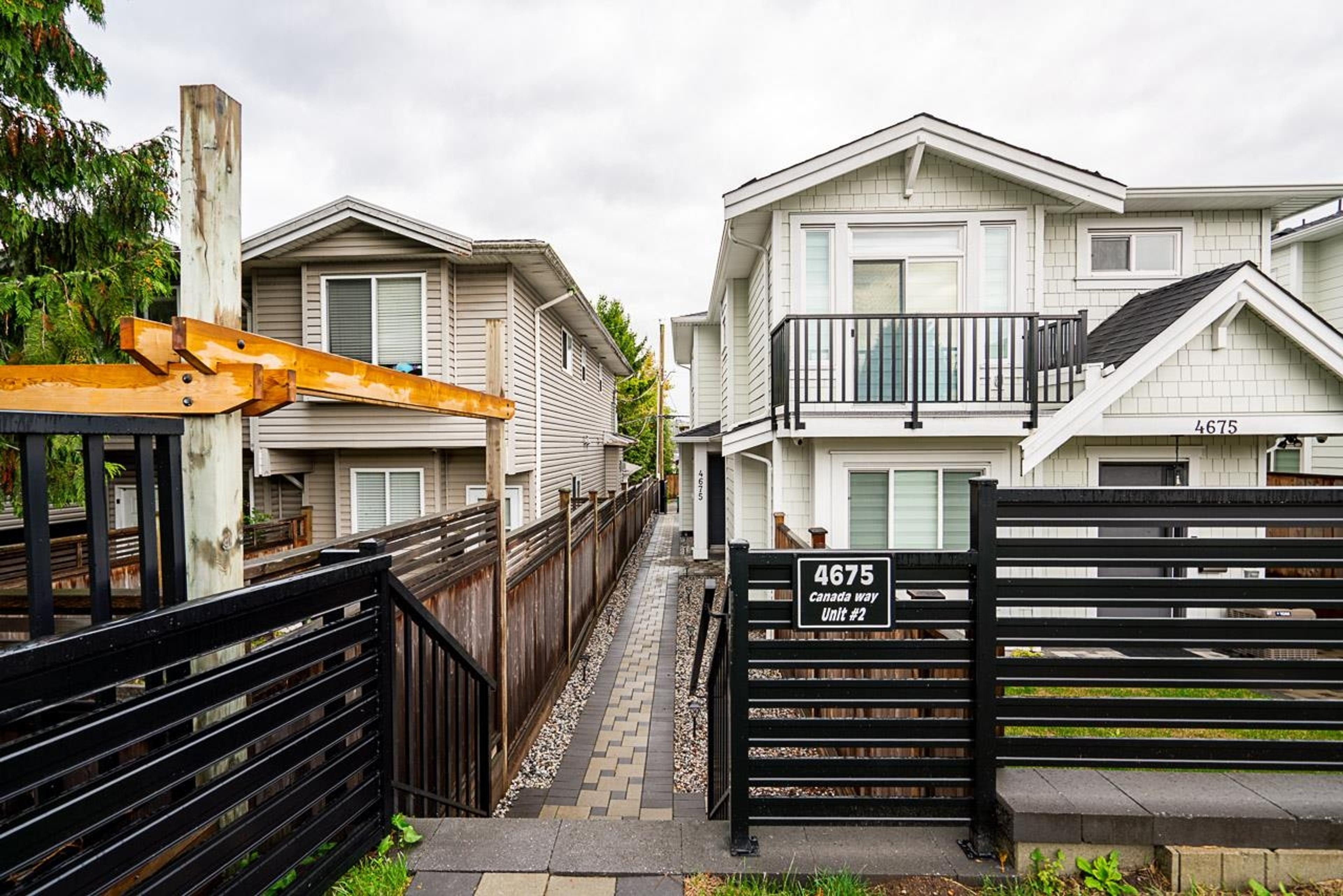 4675 Canada Way, Burnaby - Exteriors - Photo 3