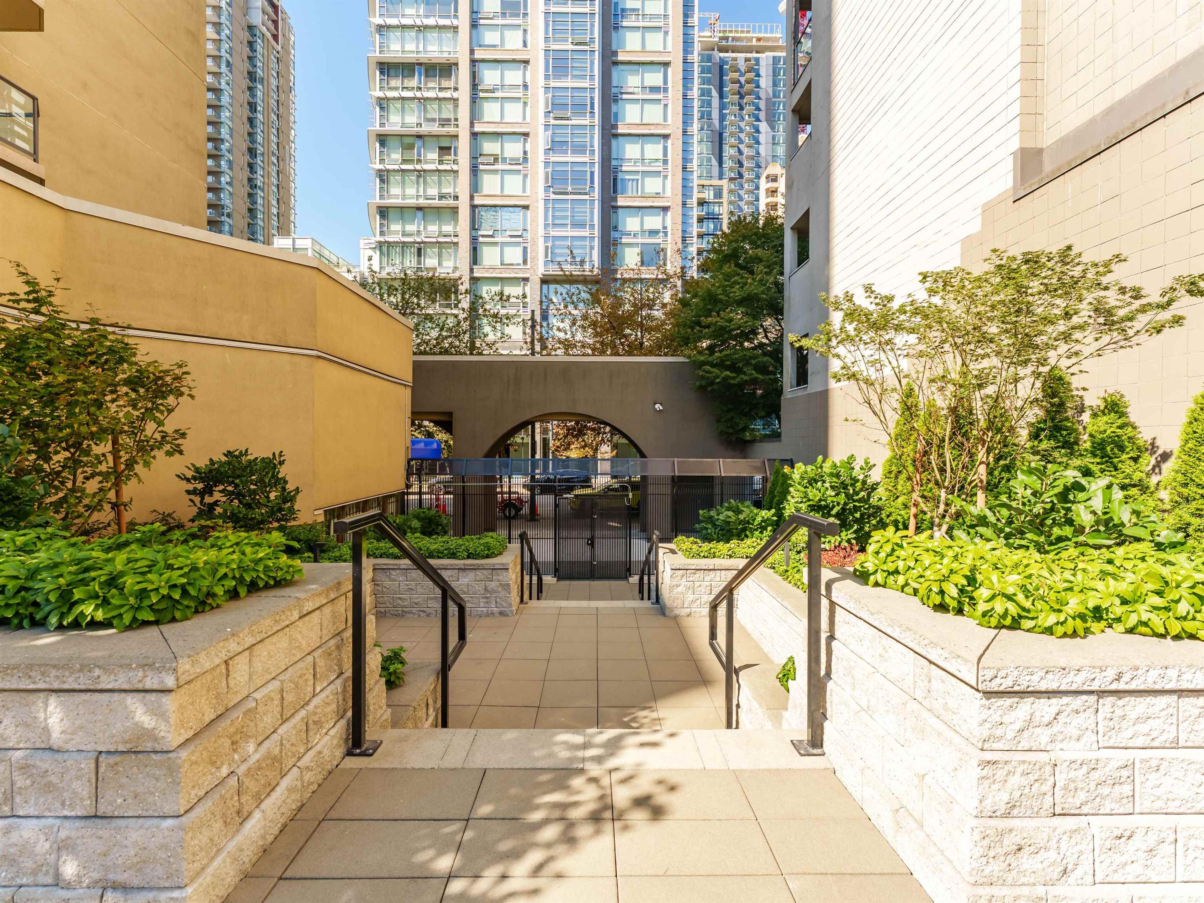 789 Drake Street, Vancouver - Exteriors - Photo 2