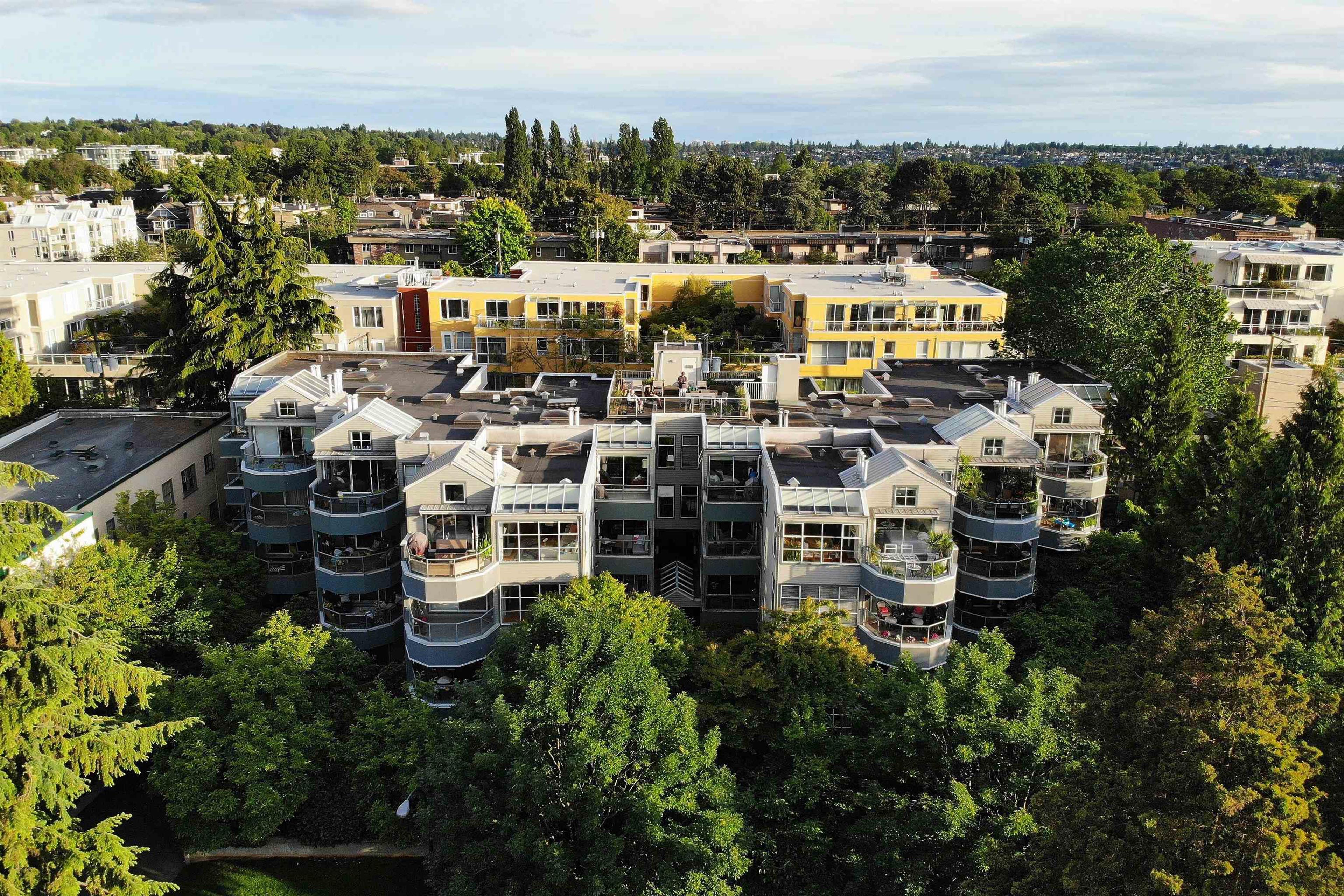 2250 W 3rd Avenue, Vancouver - Exteriors - Full Complex View, Drone/Aerial View - Photo 2