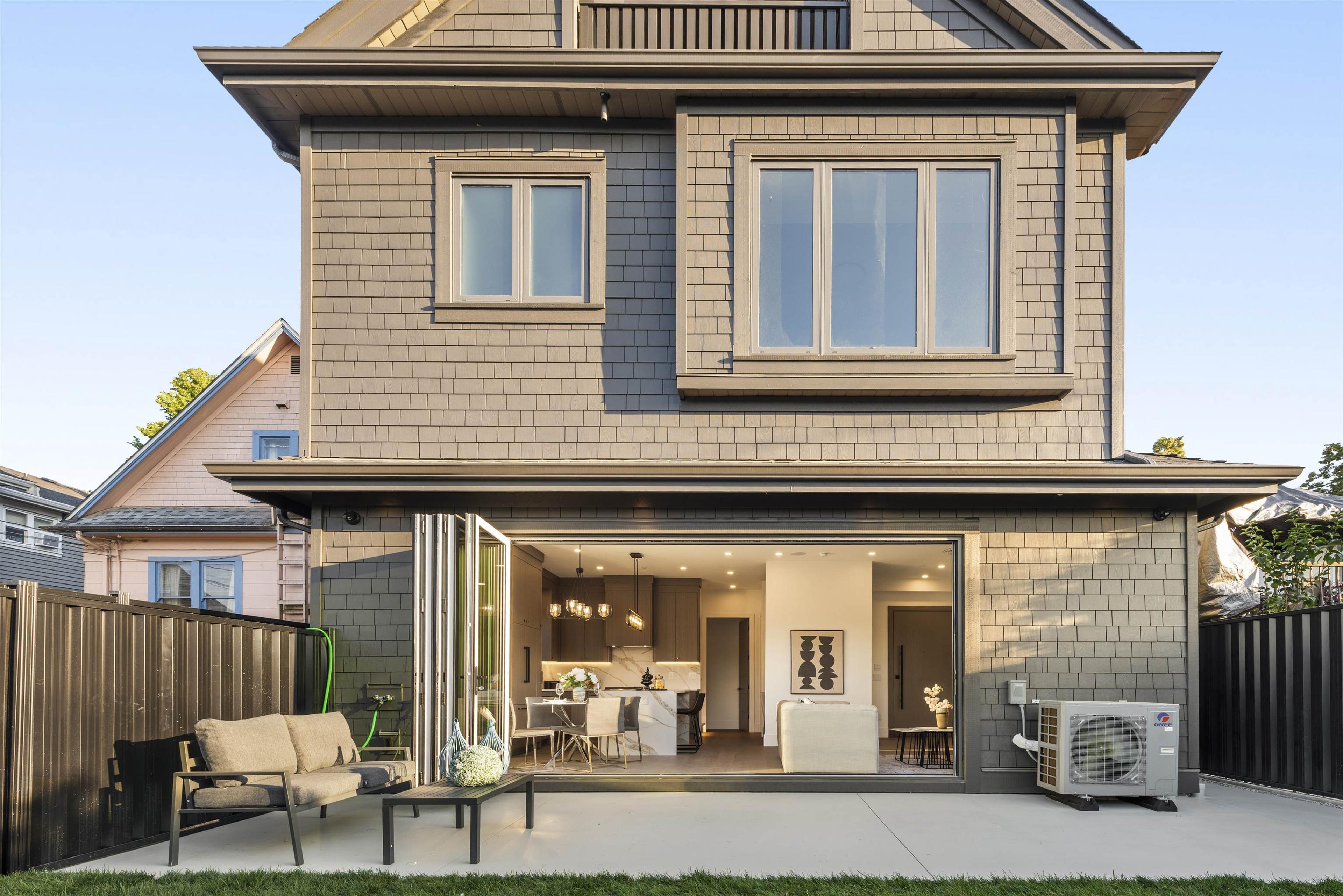 847 E 10th Avenue, Vancouver - Exteriors - Photo 2