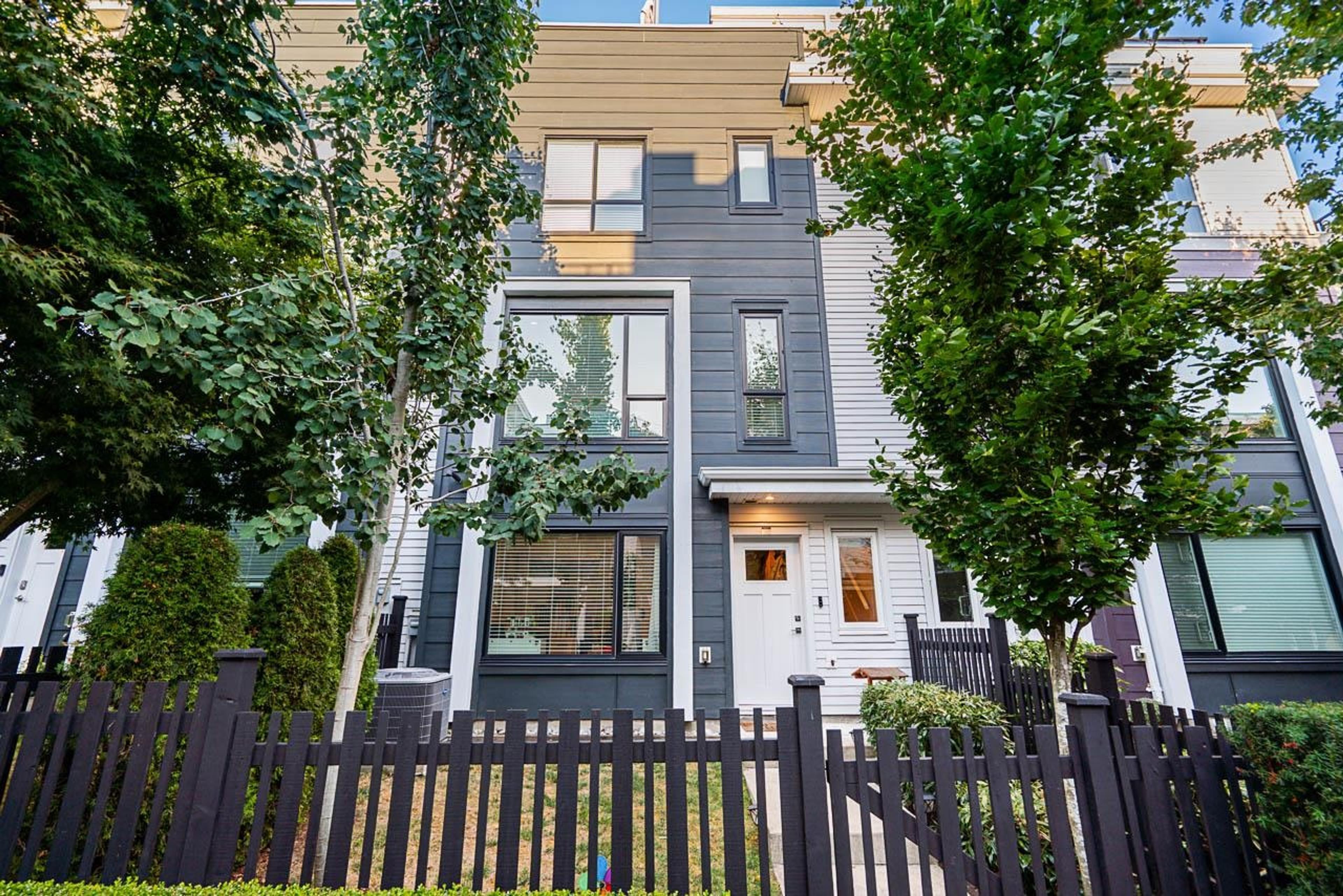 2277 Oak Meadows Drive, Surrey - Exteriors - Photo 1