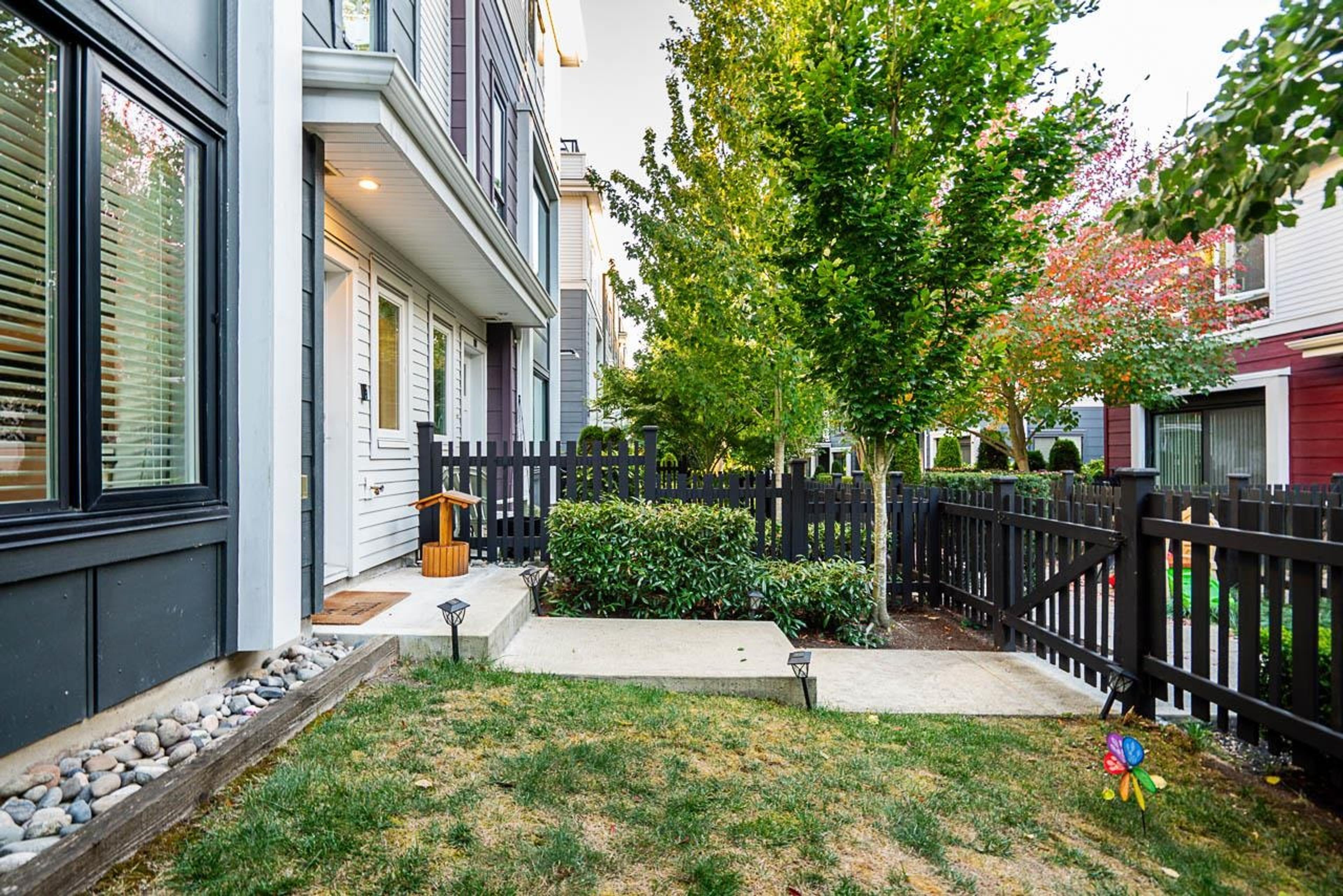 2277 Oak Meadows Drive, Surrey - Exteriors - Photo 5