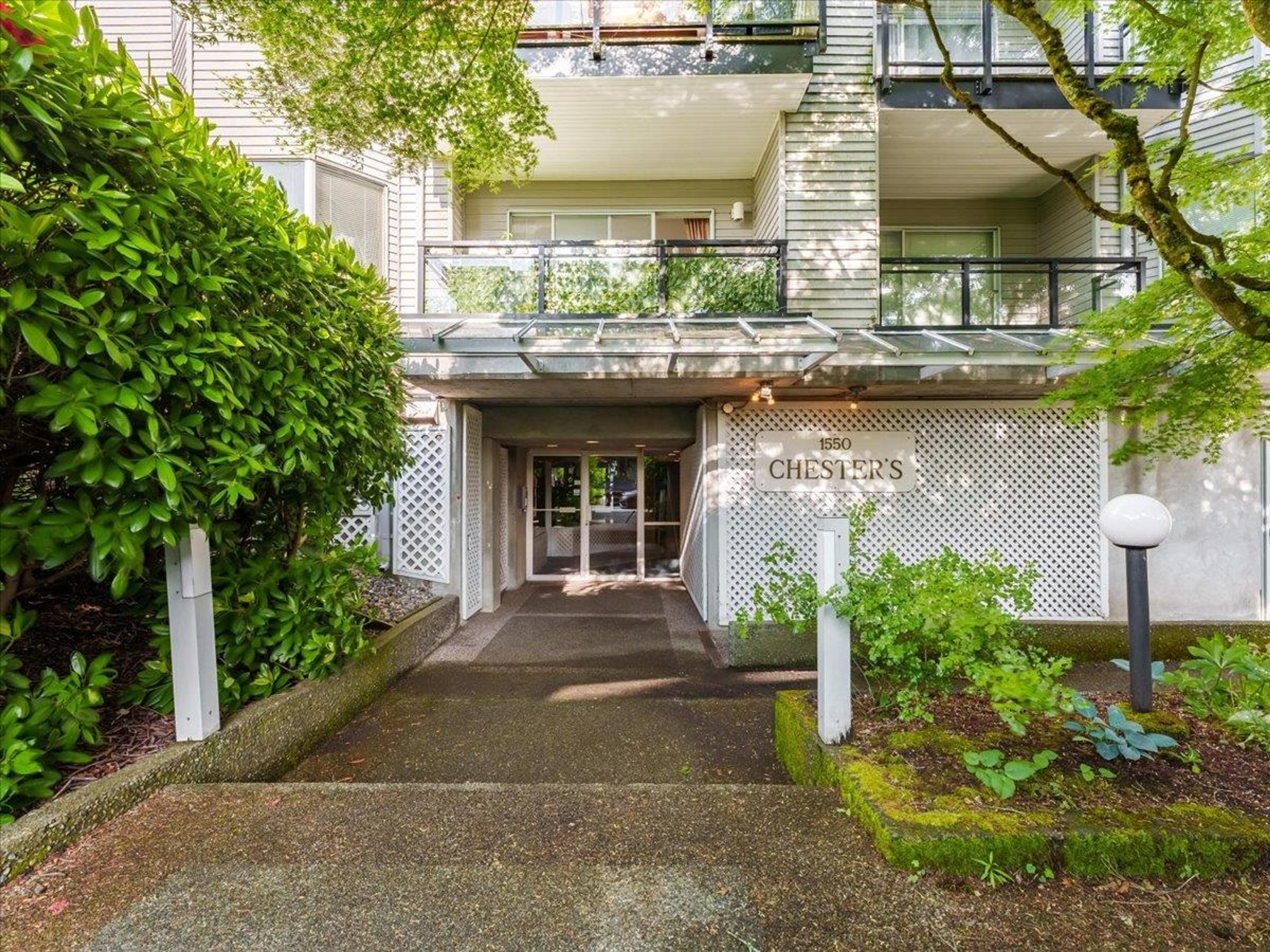 1550 Chesterfield Avenue, North Vancouver - Exteriors - Photo 2