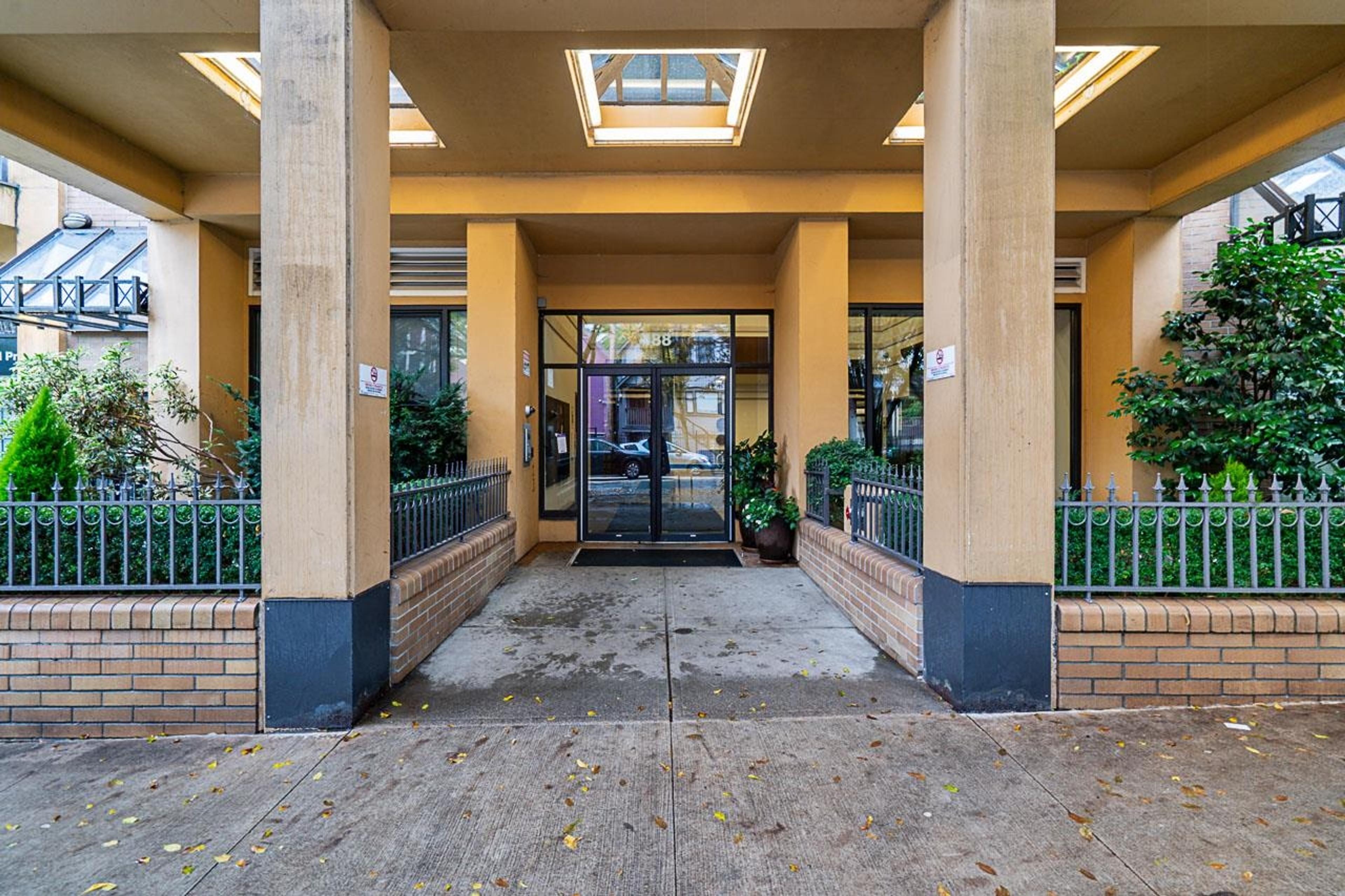 #807 488 HELMCKEN STREET - Image 2