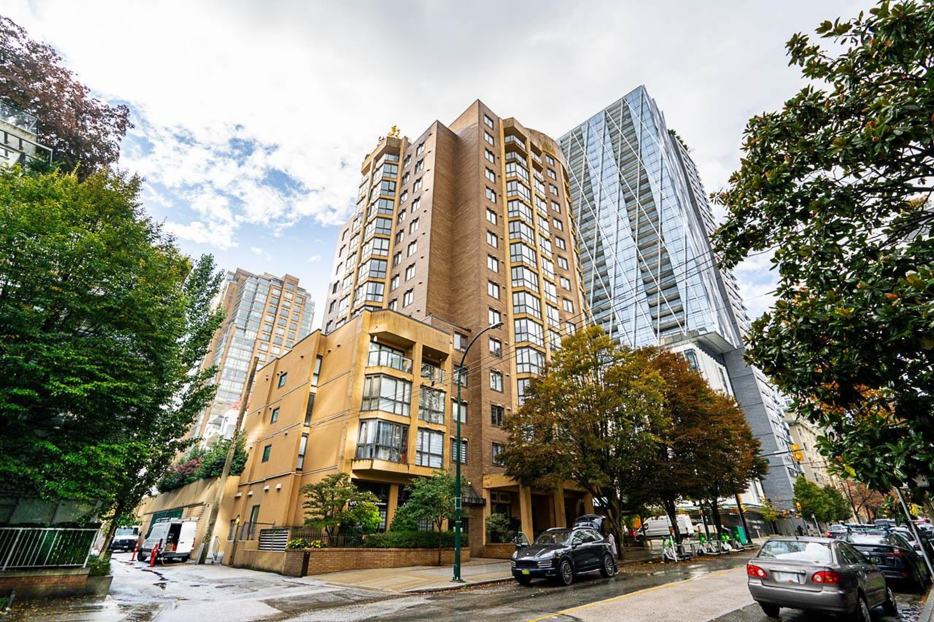 488 Helmcken Street, Vancouver - Exteriors - Full Complex View - Photo 2