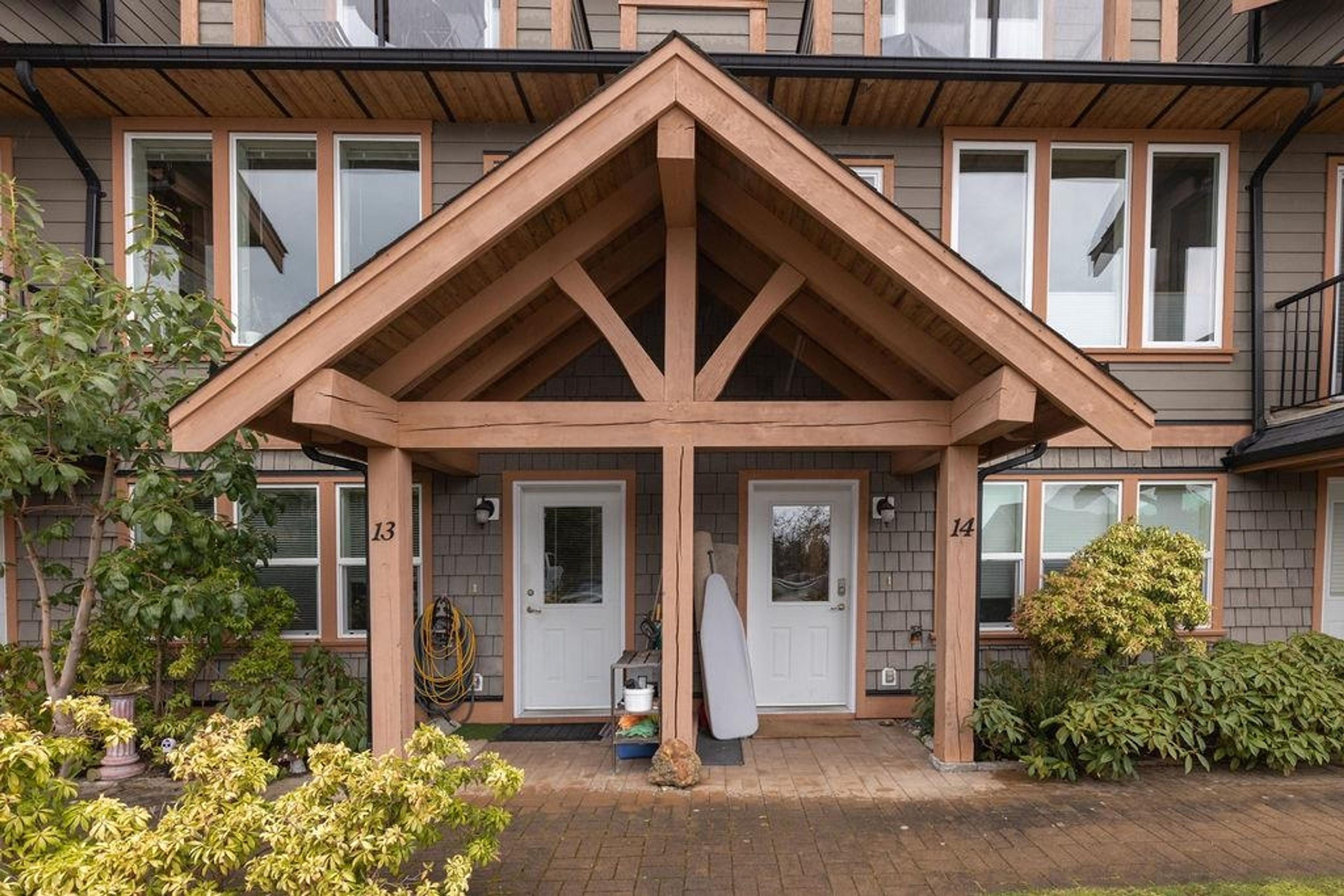 728 Gibsons Way, Gibsons - Exteriors - Photo 3