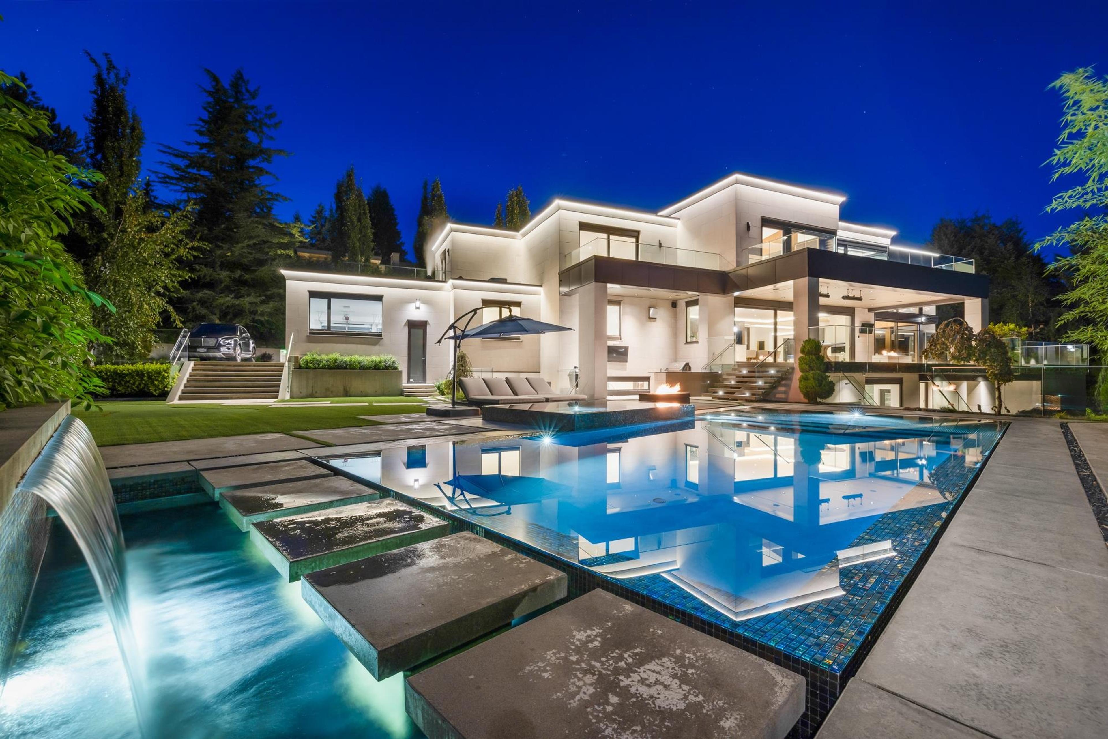 1050 KING GEORGES WAY - Main Image