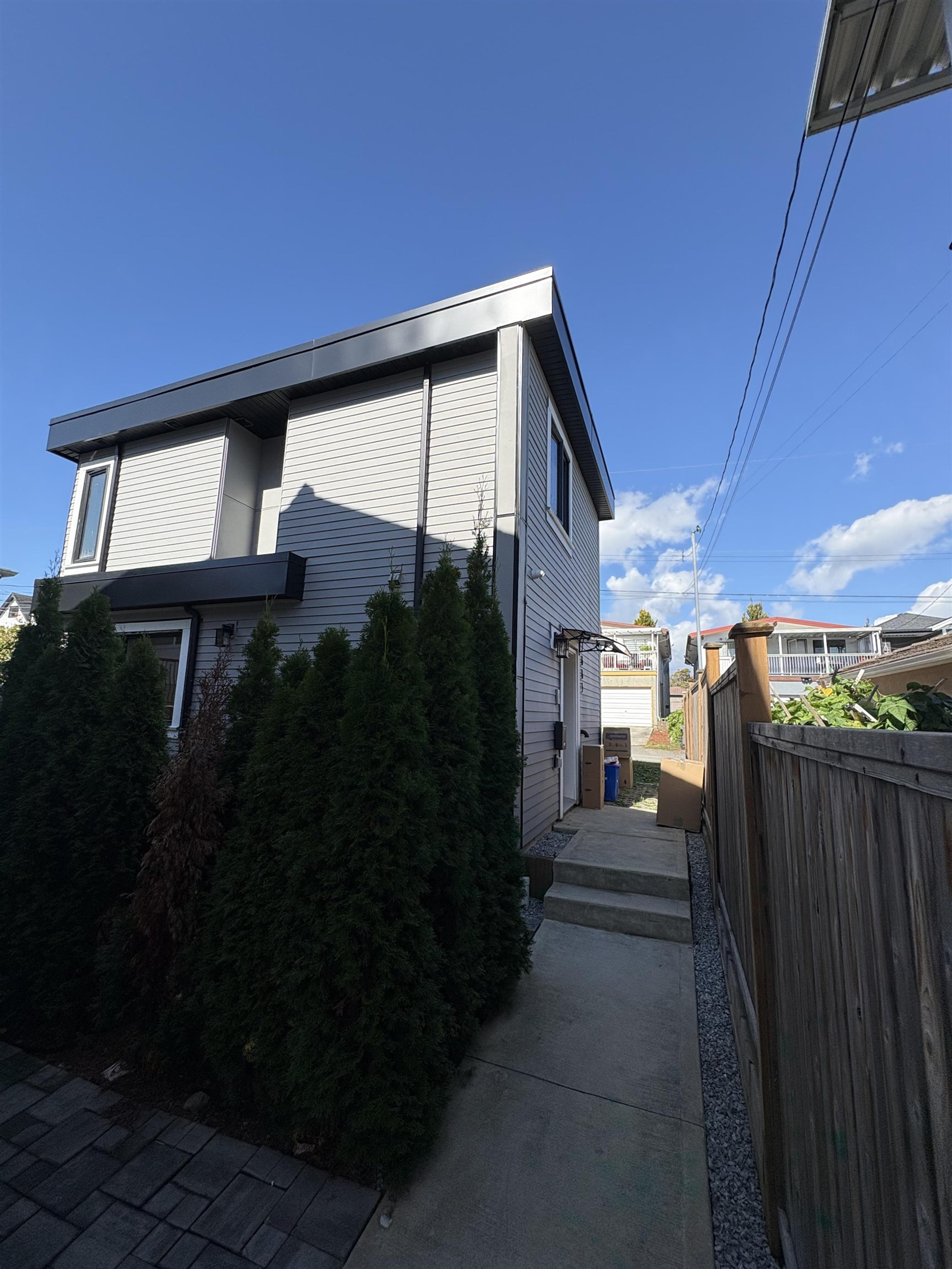 2881 E Georgia Street, Vancouver - Exteriors - Photo 1