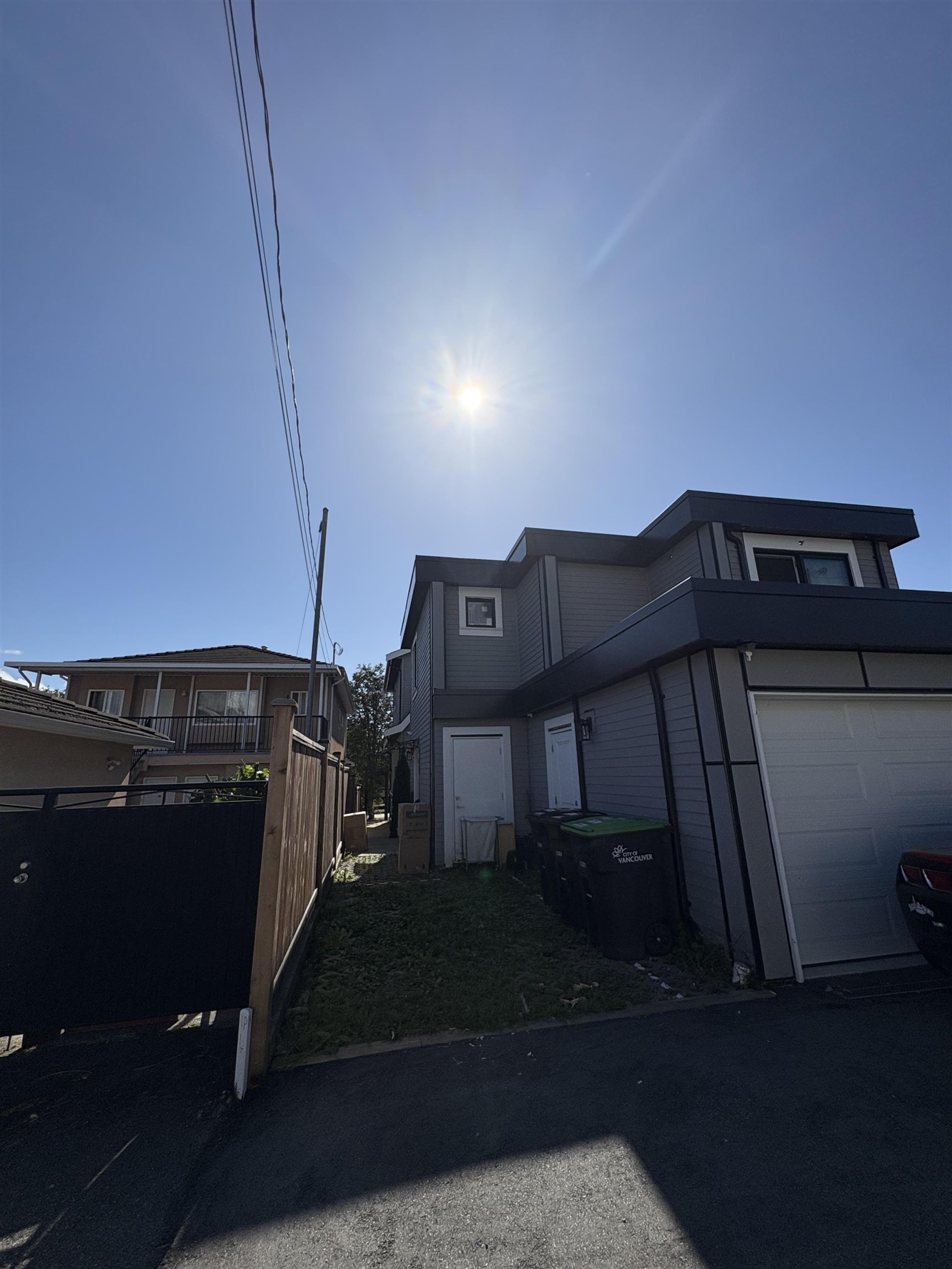 2881 E Georgia Street, Vancouver - Exteriors - Photo 2