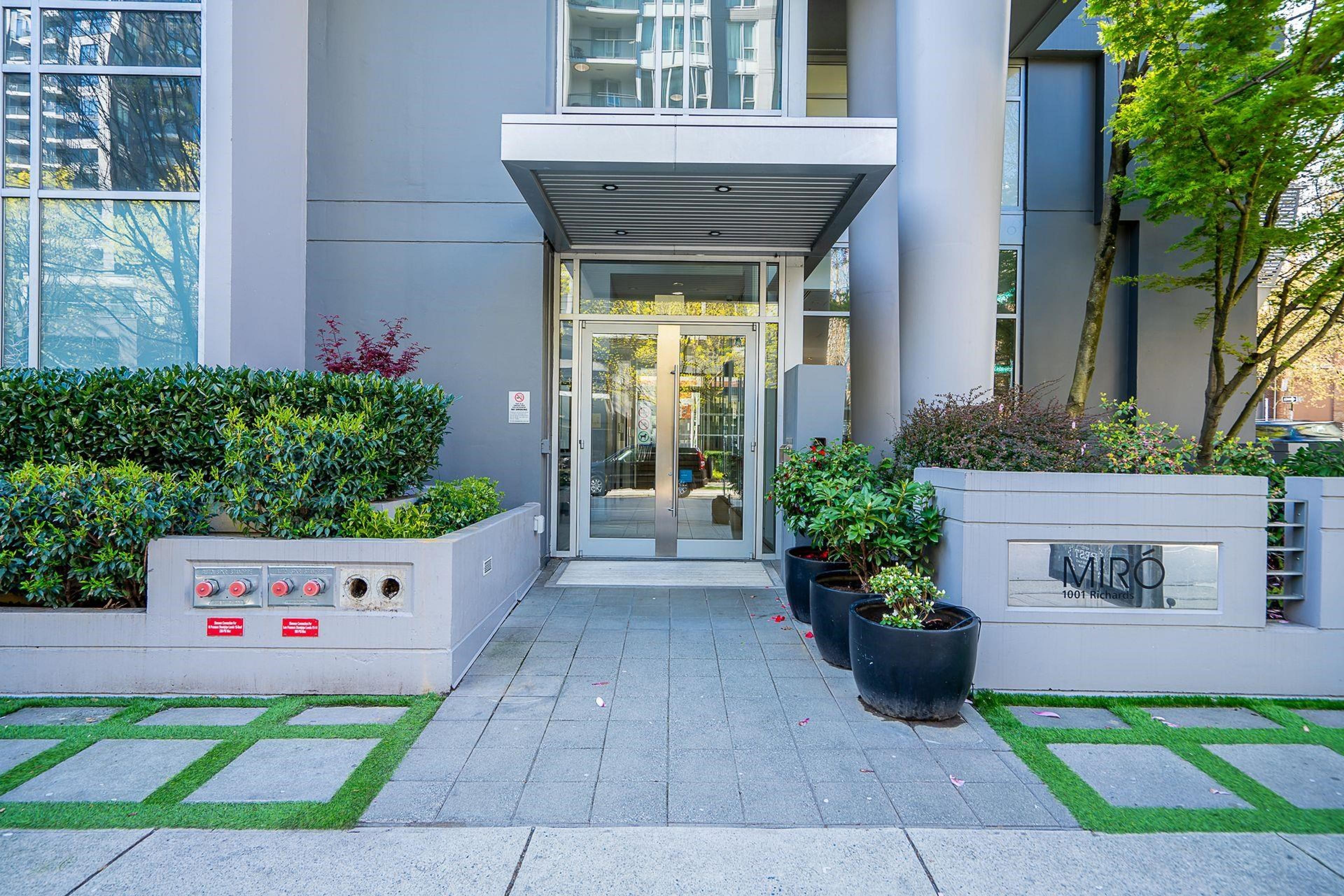 1001 Richards Street, Vancouver - Exteriors - Photo 3