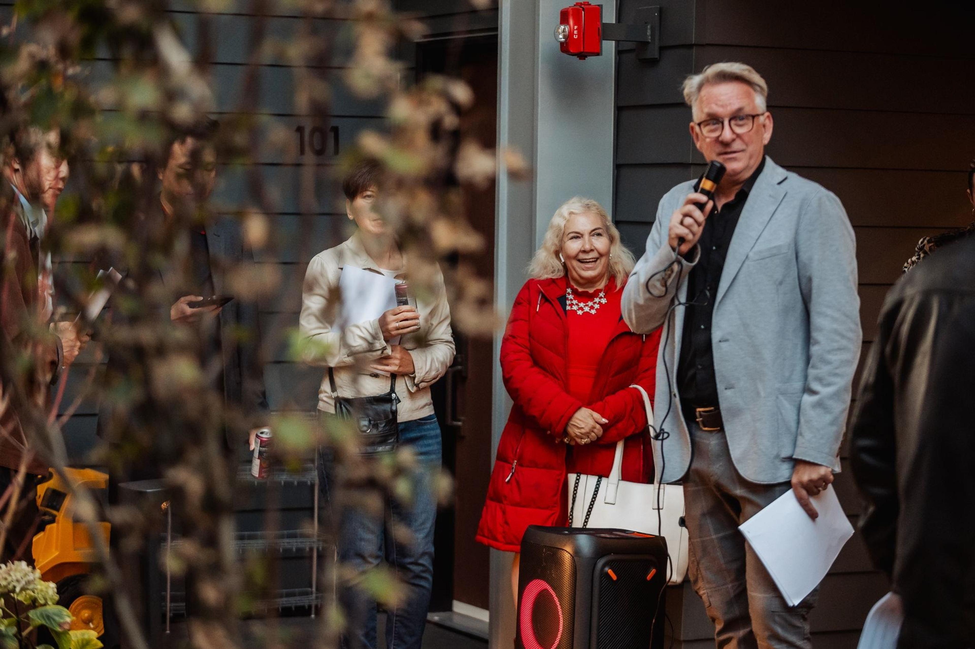 342 Mountain Highway, North Vancouver - Exteriors - Photo 9