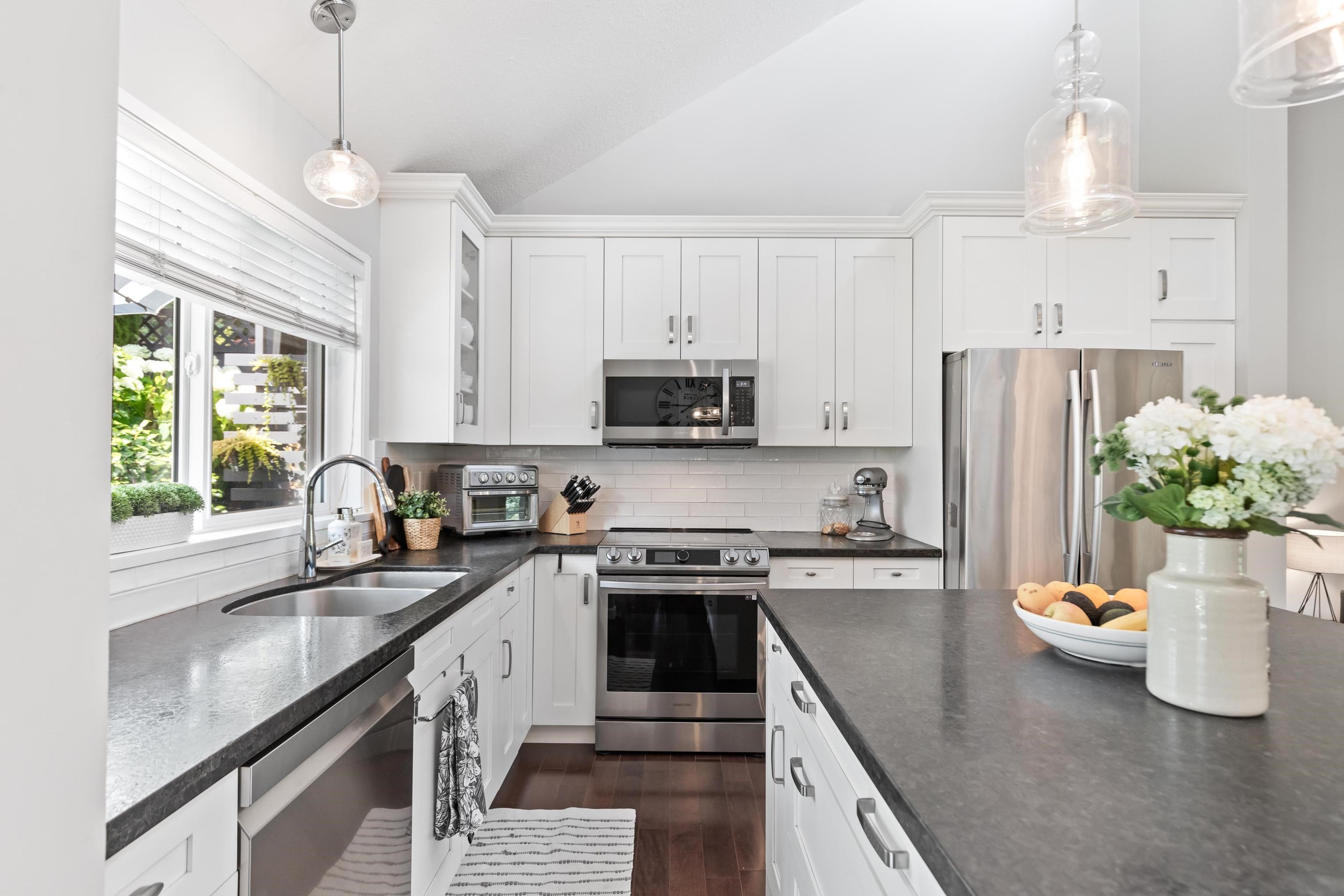 472 RIVERVIEW CRESCENT - Main Image