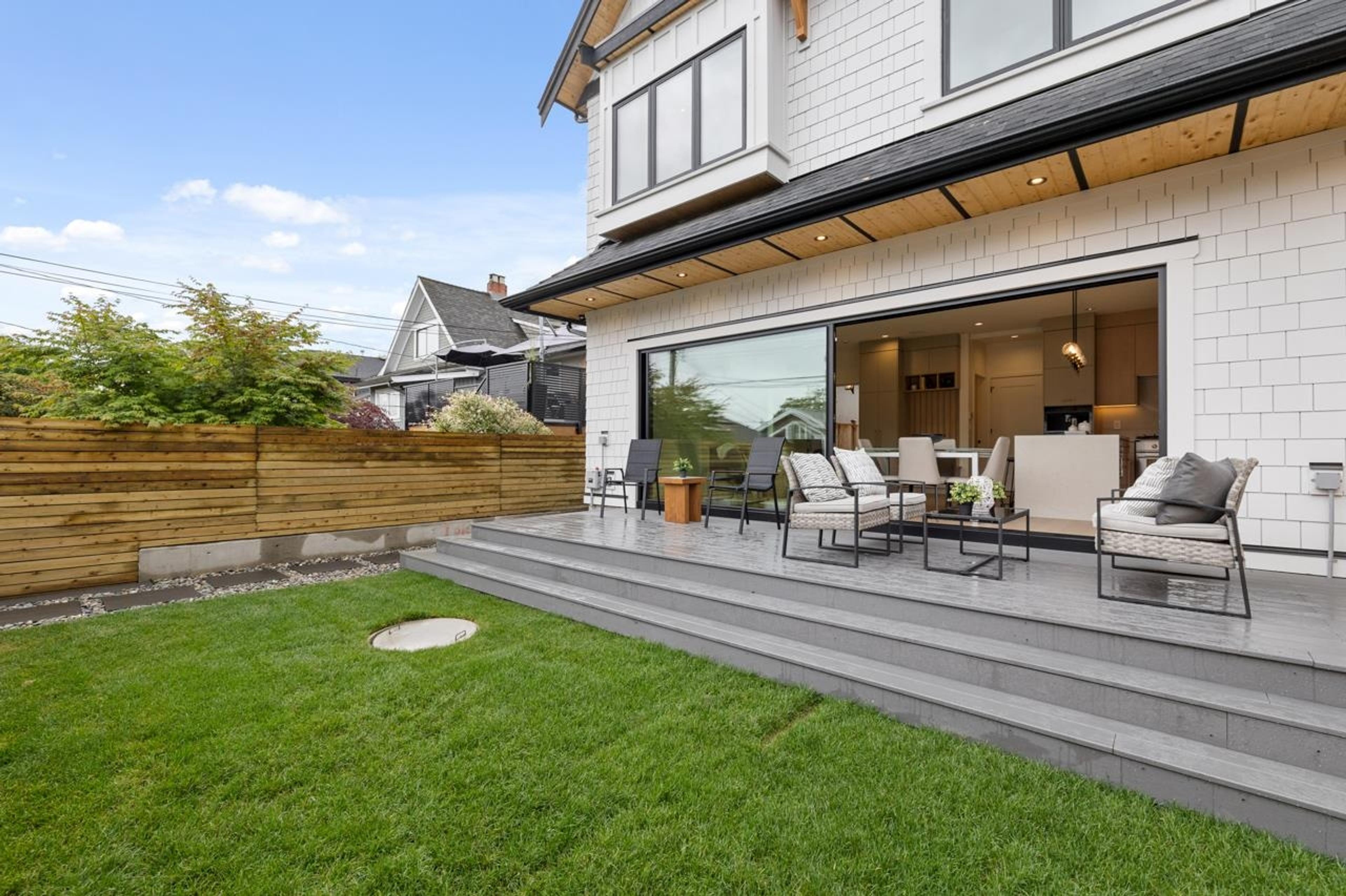 #2 2247 PARKER STREET - Main Image