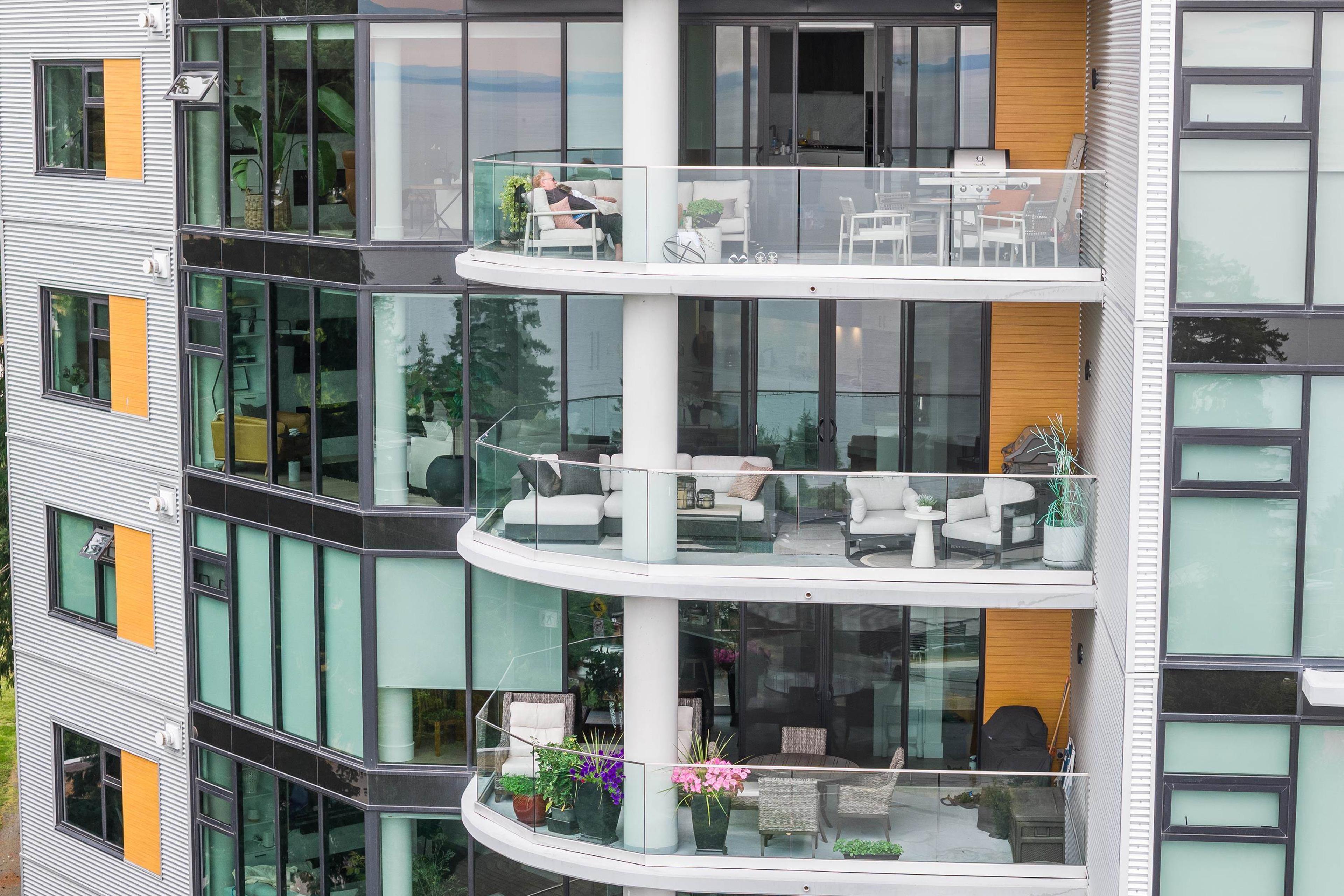 14825 Thrift Avenue, White Rock - Exteriors - Photo 2