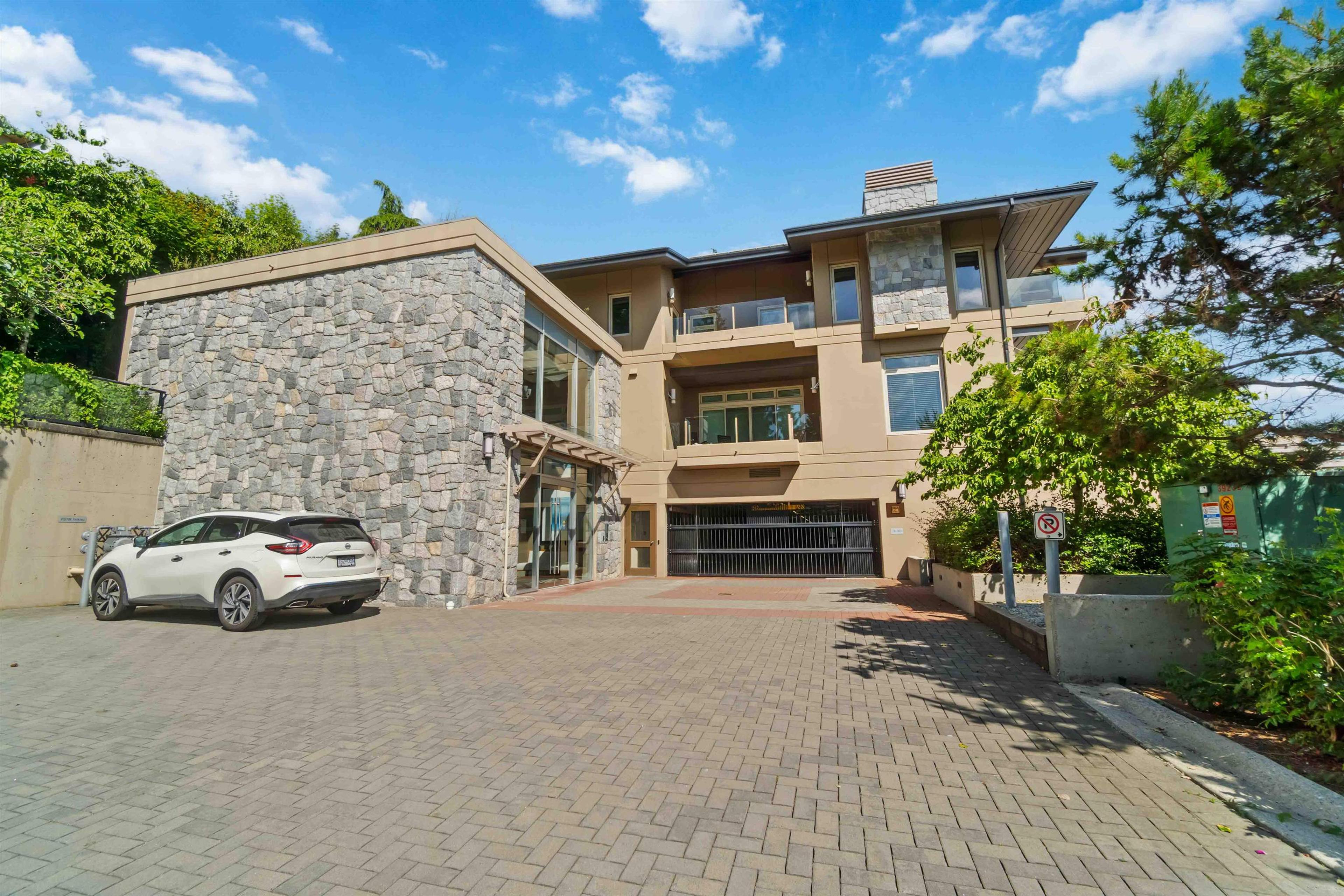 2535 Garden Court, West Vancouver - Exteriors - Full Complex View - Photo 2