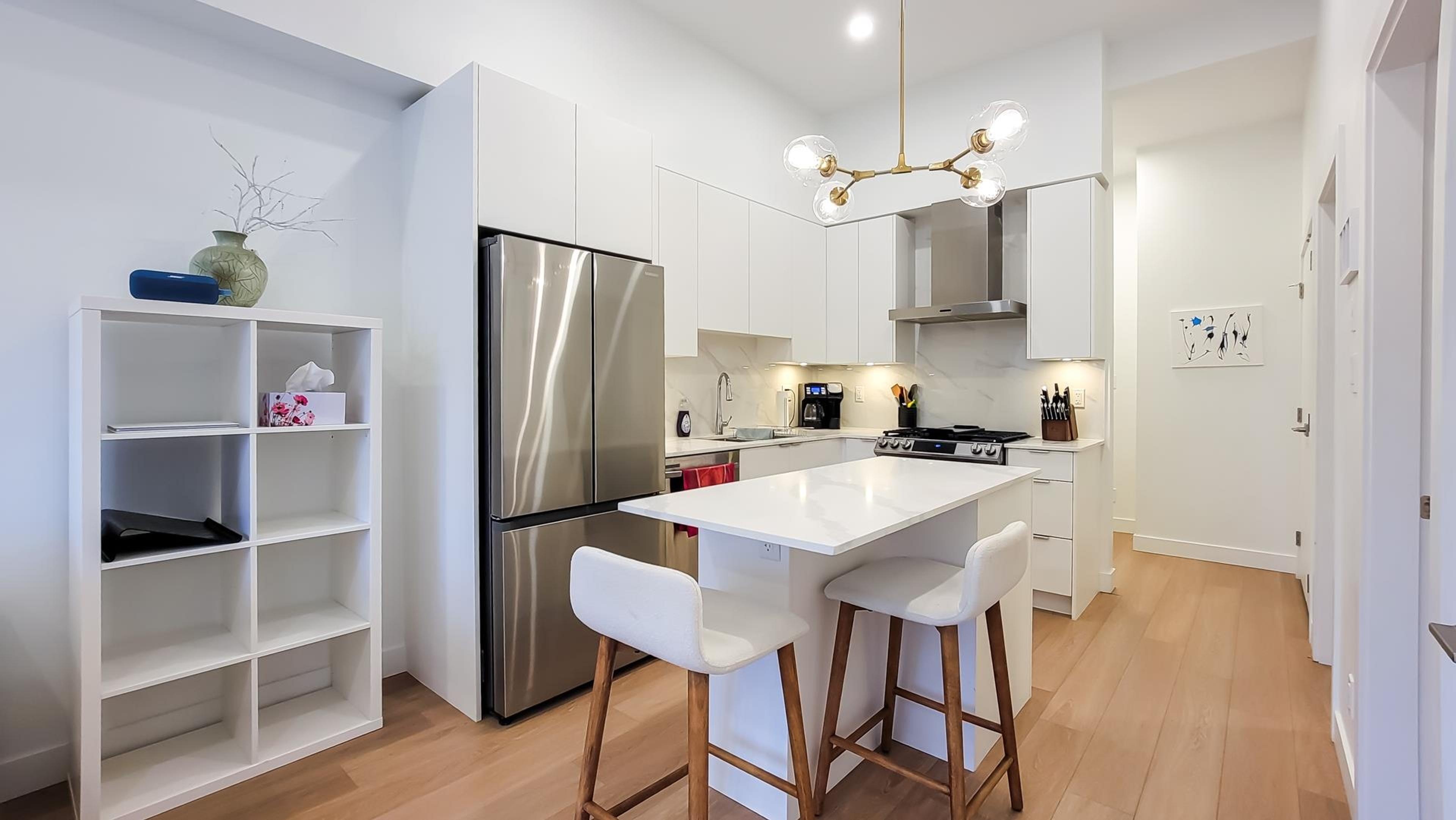 #603 2331 KELLY AVENUE - Main Image