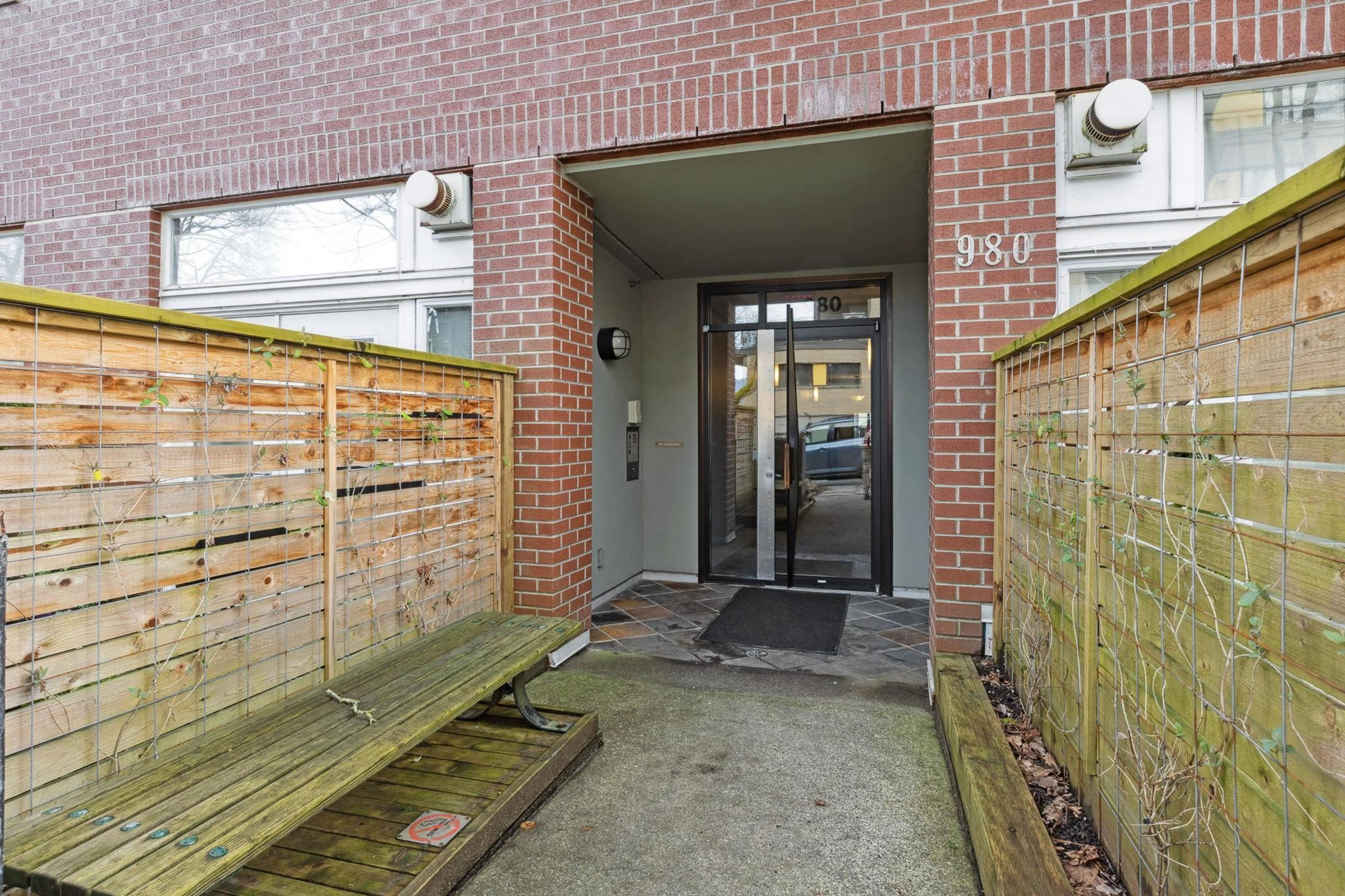 980 W 22nd Avenue, Vancouver - Exteriors - Photo 1