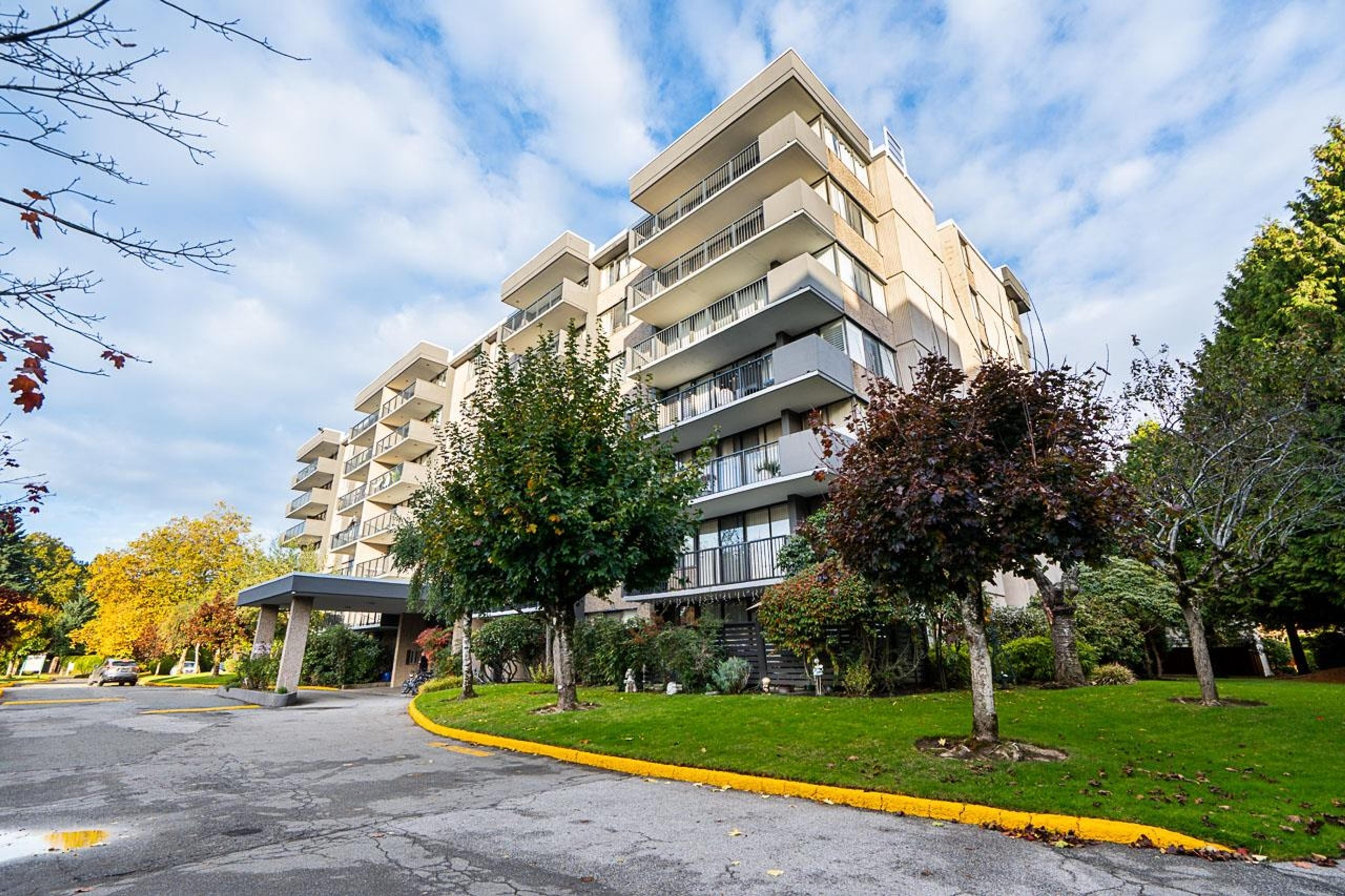 #402 9300 PARKSVILLE DRIVE - Image 2