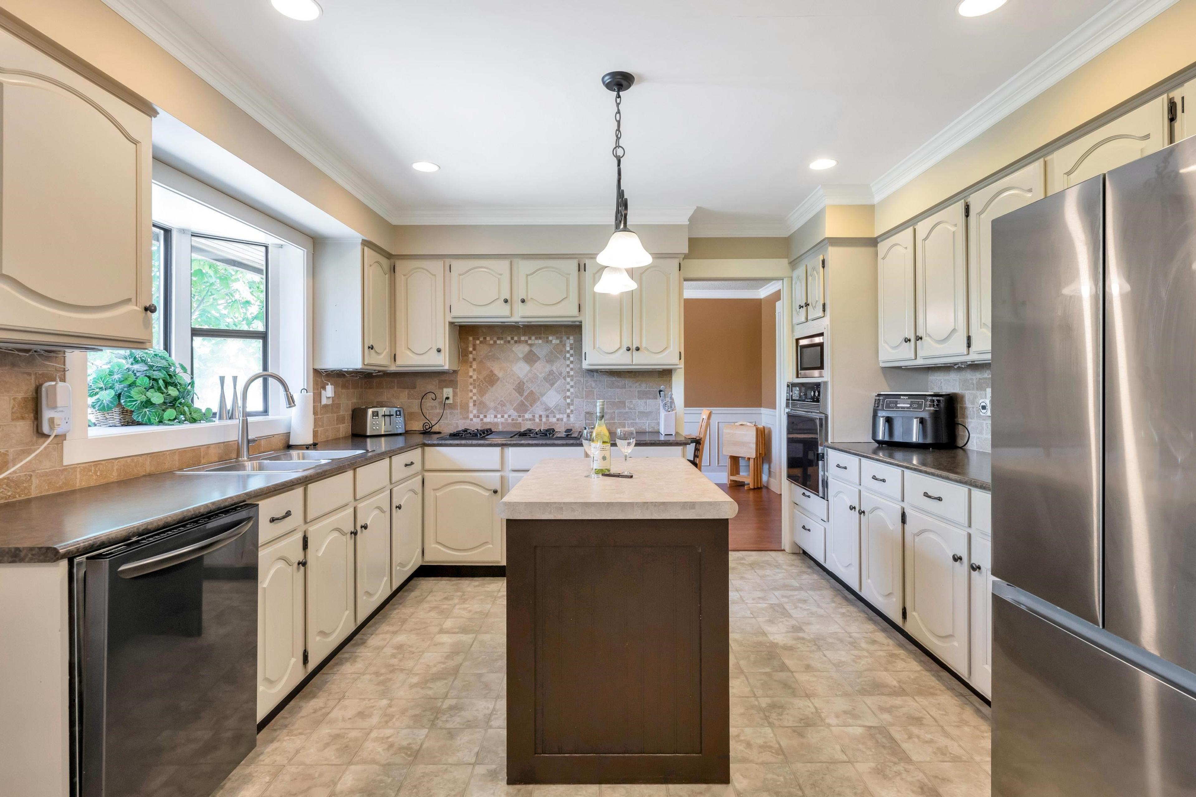 21761 49A AVENUE - Image 2